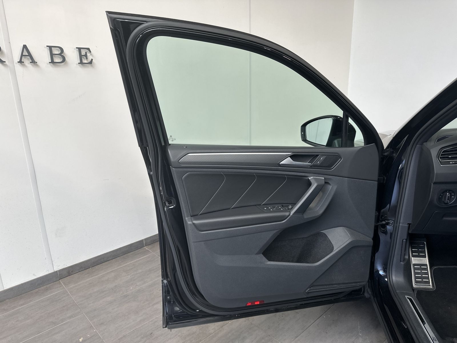 Fahrzeugabbildung Volkswagen Tiguan 4M R-Line Black NAV+MATRIX+ACC+AHK+VCOCKP