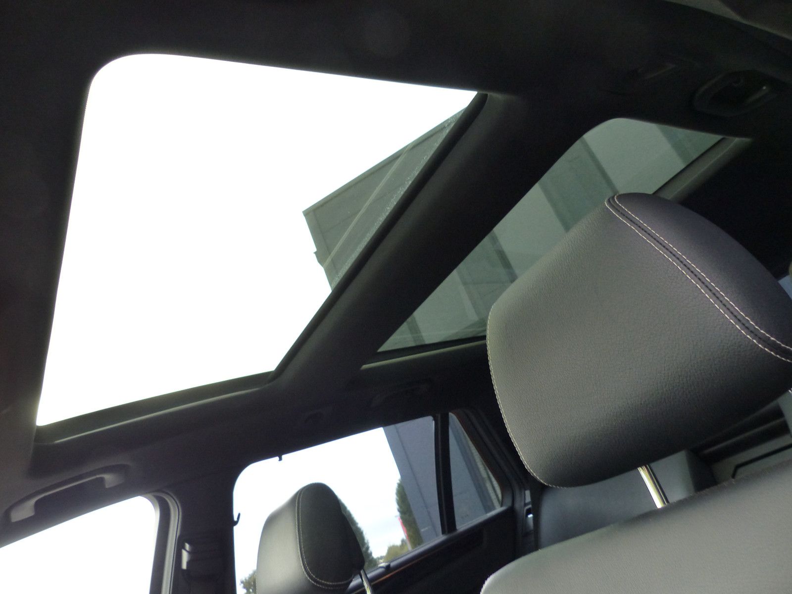 Fahrzeugabbildung Mercedes-Benz E 300 BlueTec T Diesel AMG