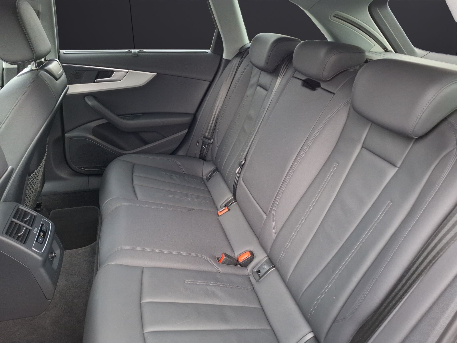 Fahrzeugabbildung Audi A4 Avant 40 TDI advanced S-tronic Navi AVC ACC P