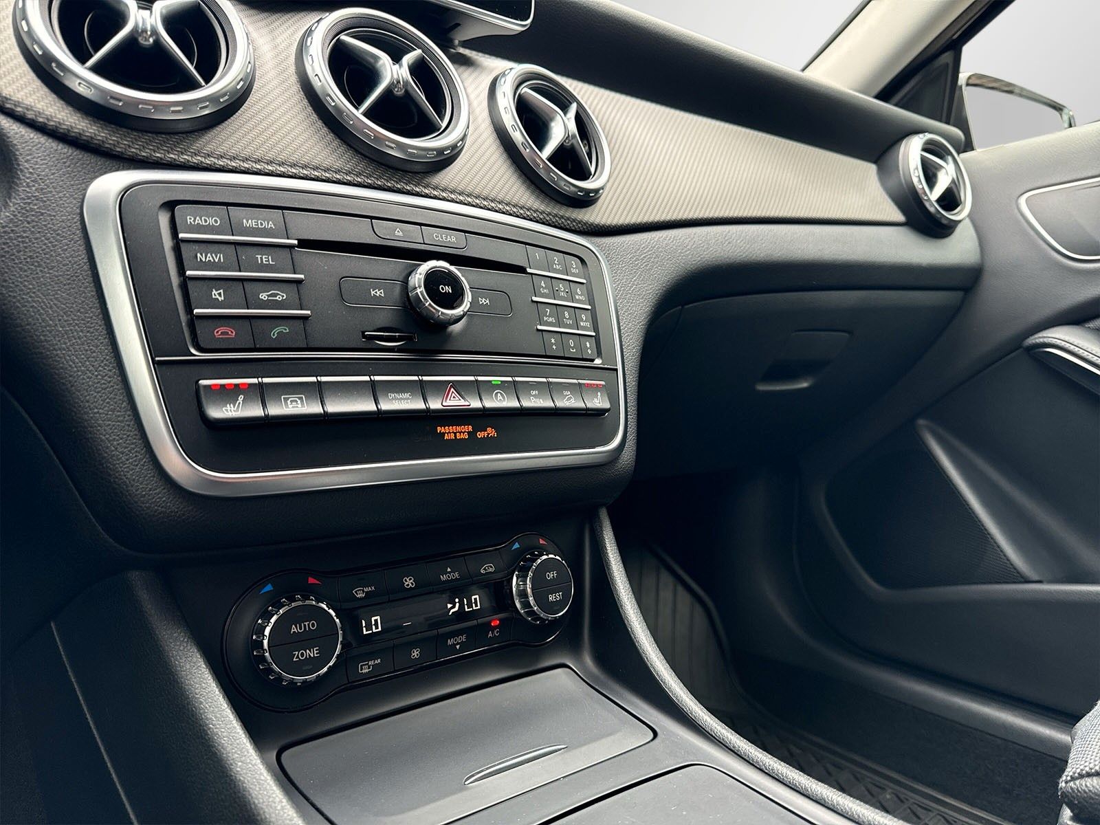 Fahrzeugabbildung Mercedes-Benz GLA 200 CDI *Allrad*AHK*Navi*Parkass*Teilleder