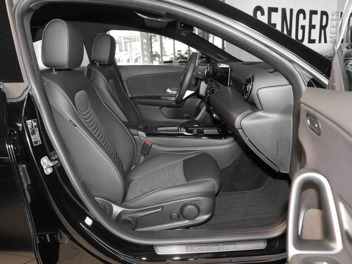 Mercedes-Benz CLA 200 Rückfahrkamera Sitzheizung MBUX LED