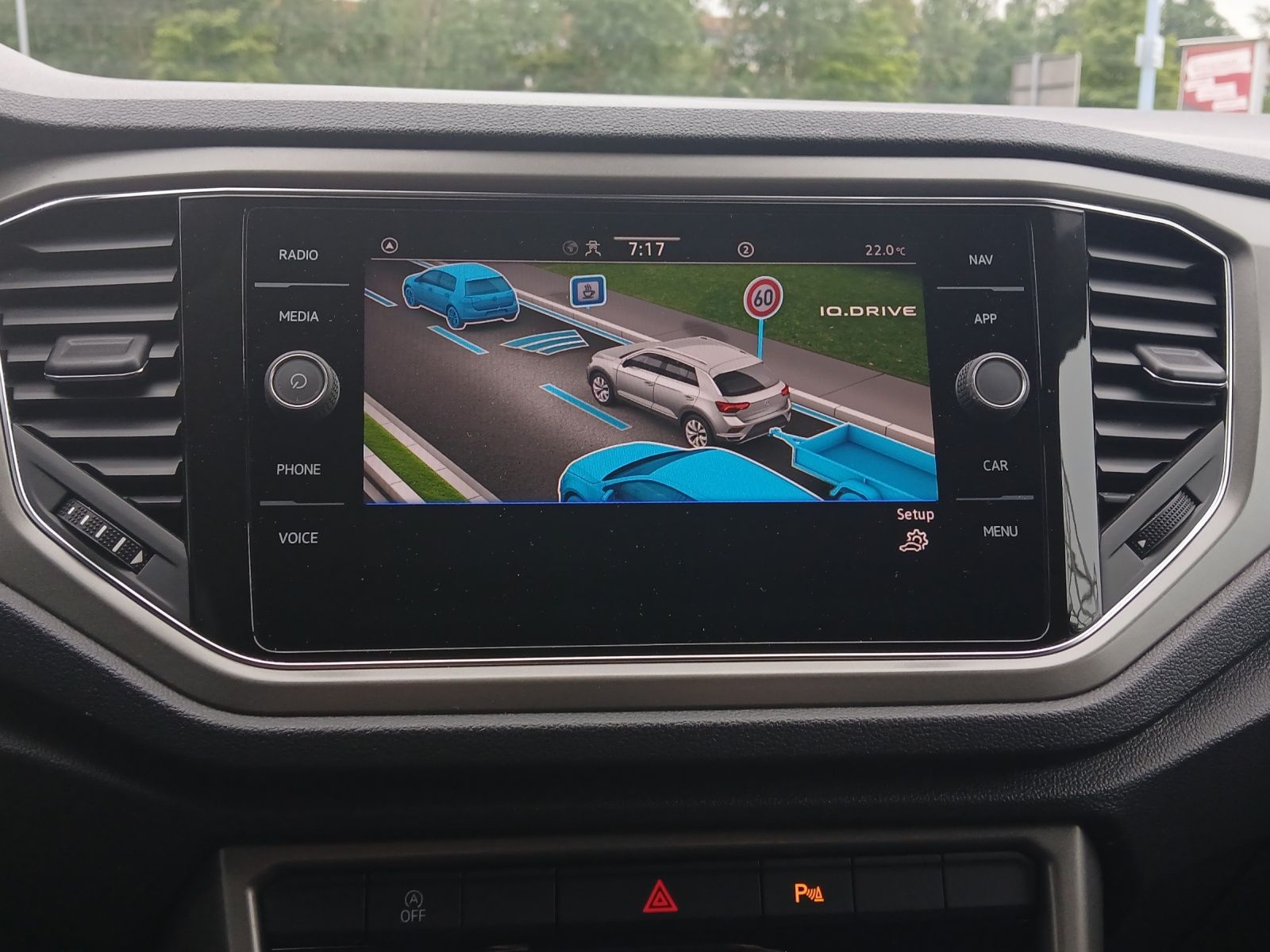 Fahrzeugabbildung Volkswagen T-Roc TSI Style LED AHK Navi ACC RFK SHZ