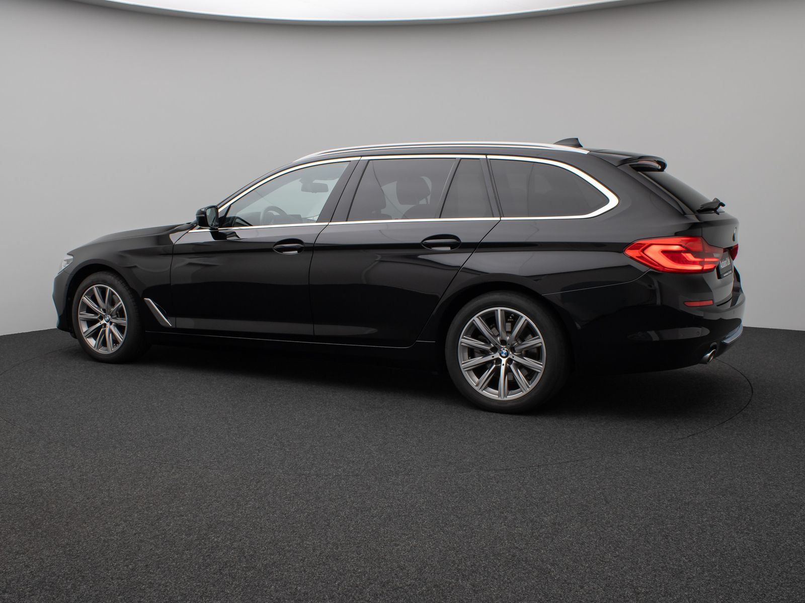 Fahrzeugabbildung BMW 520d Luxury Line Kamera HUD H/K Massage DisplKey