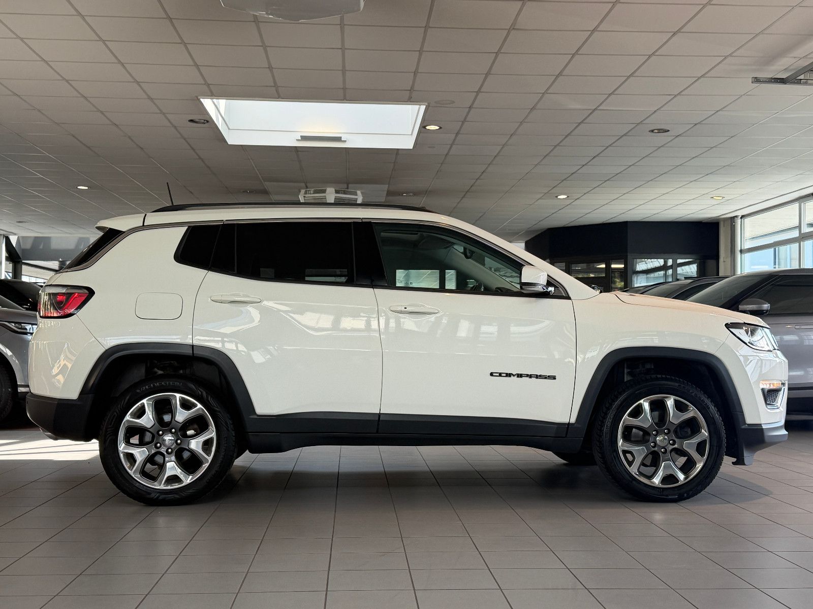 Fahrzeugabbildung Jeep Compass Limited 4WD /PANO/SHZ/L-HEIZ/PDC