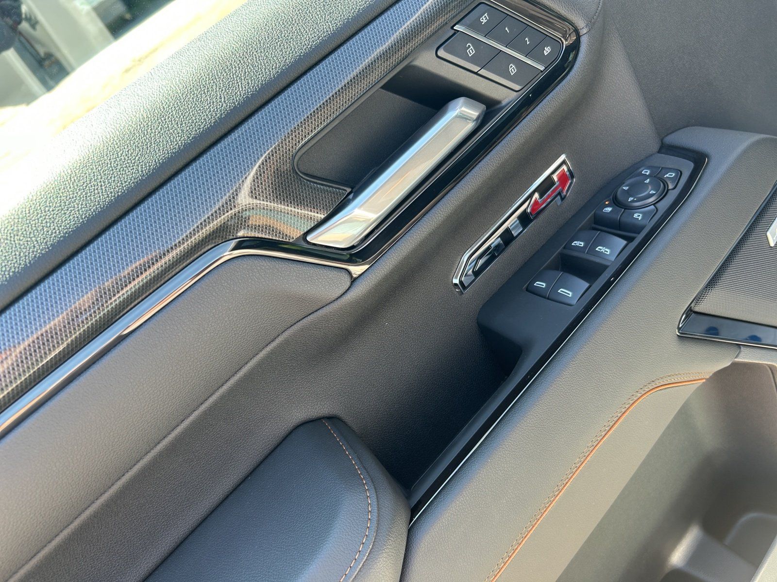 Fahrzeugabbildung GMC Sierra 1500 AT4 Crew Cab Short Bed AHK/LED/SHD/