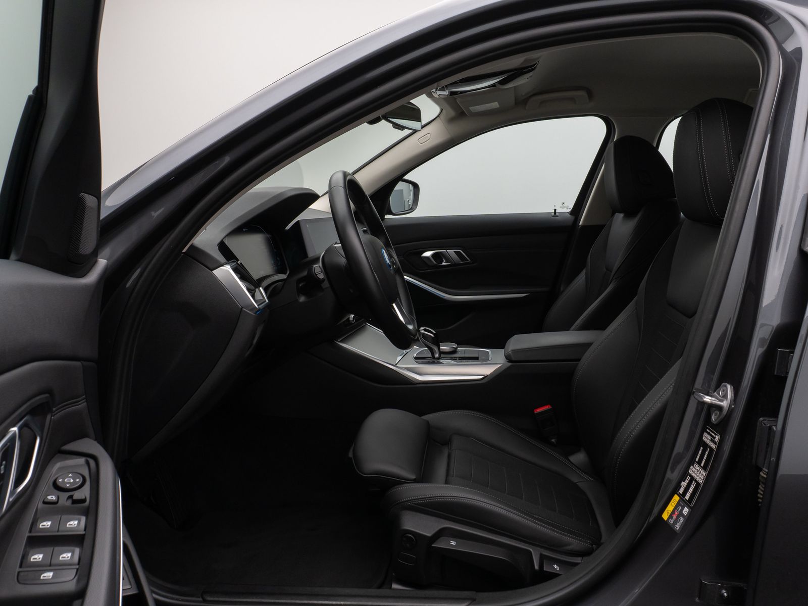 Fahrzeugabbildung BMW 330e Kamera DAB HiFi DrivingAssist Alarm Sport