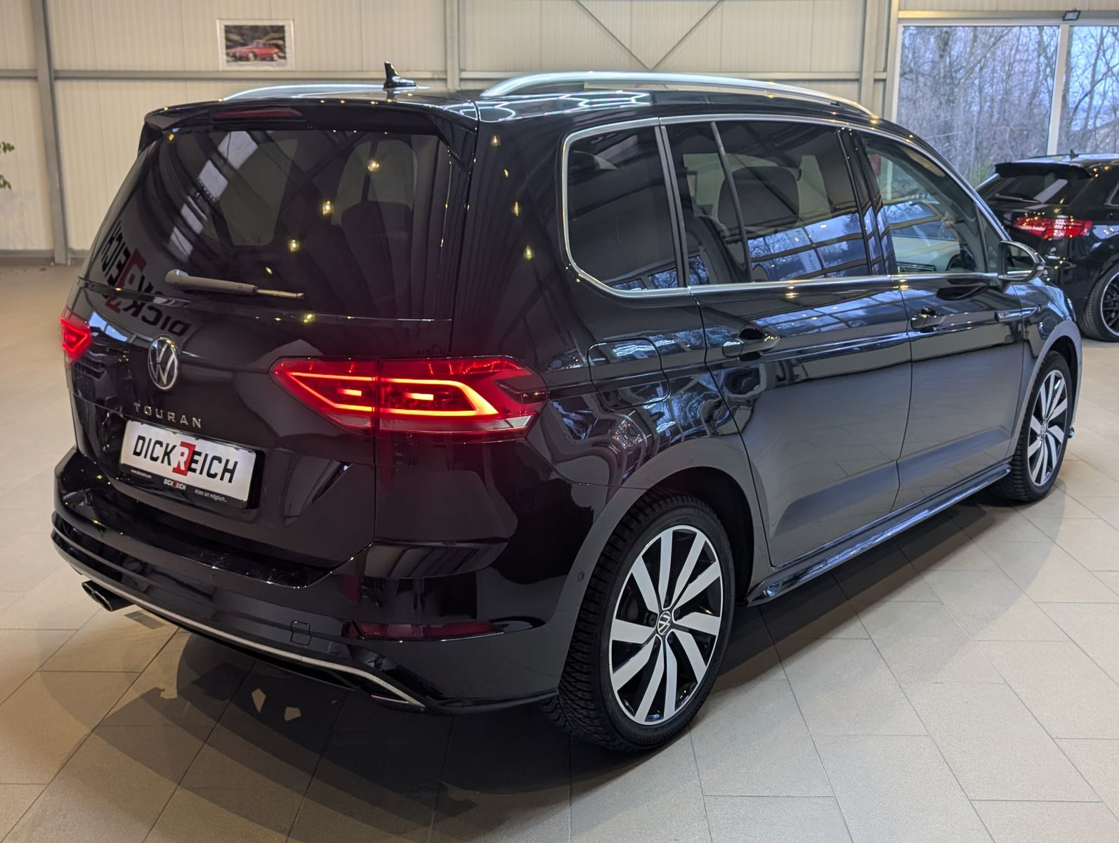 Fahrzeugabbildung Volkswagen Touran 2.0 DSG R-Line High. Pano 7-Si IQ.Dri AHK