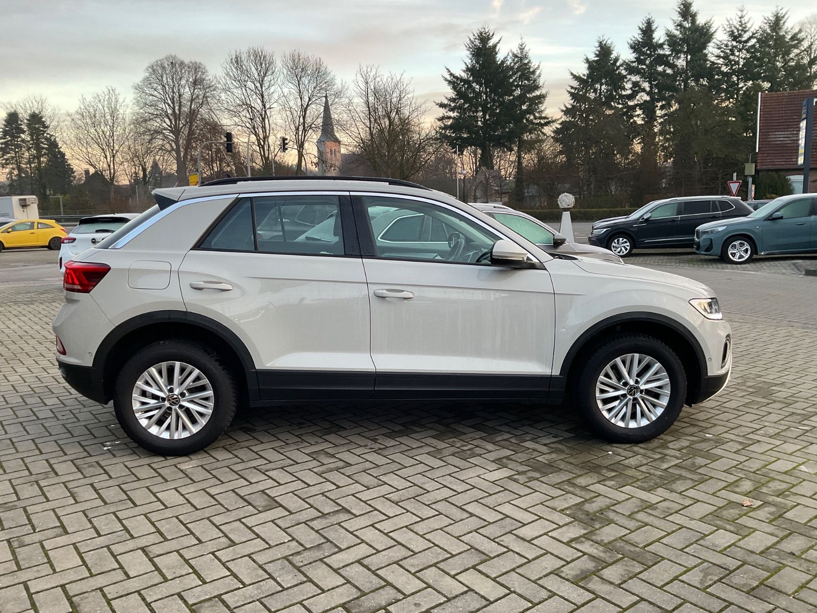 Fahrzeugabbildung Volkswagen T-Roc 1.5 TSI DSG Life,LED,AHK,Navi