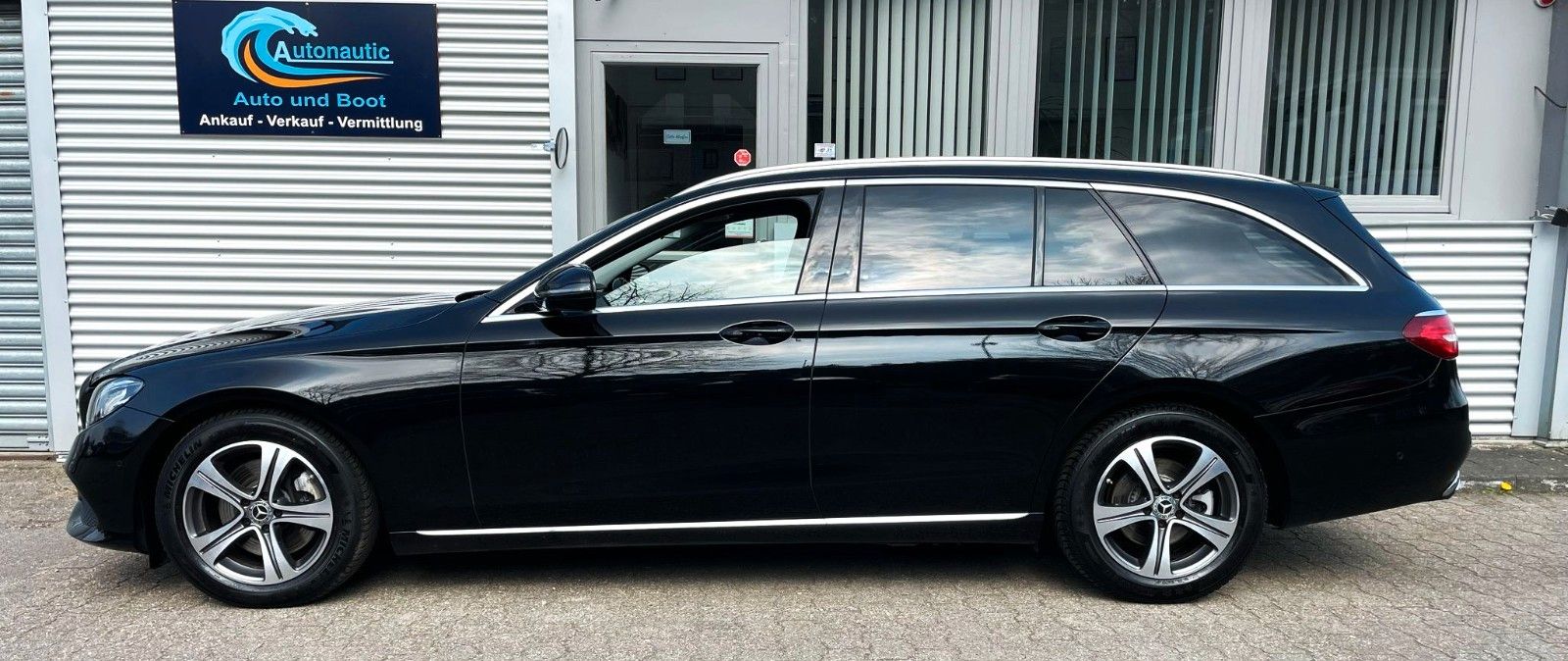 Fahrzeugabbildung Mercedes-Benz E 220T AUT. 4-MATIC NAVI CAM LED AHK 1.Hd
