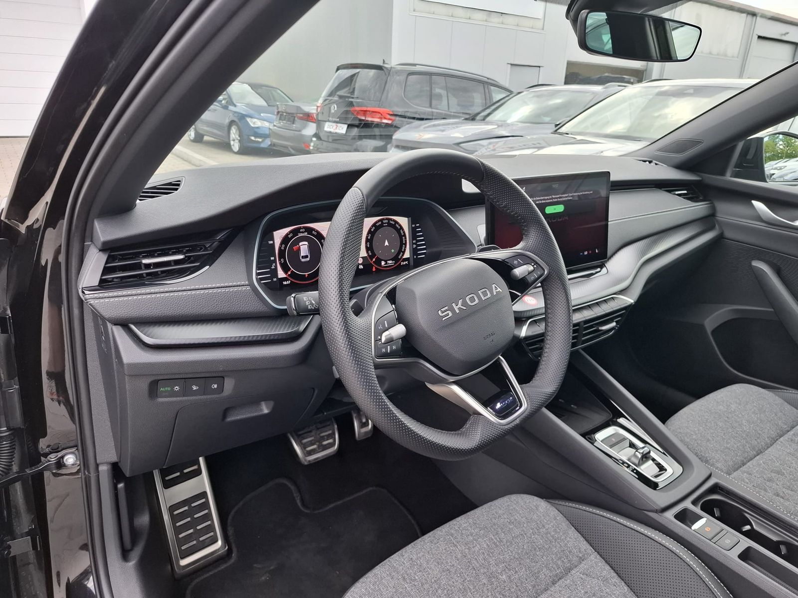 Fahrzeugabbildung SKODA Octavia 1.5 DSG Sportline PANO*MATRIX*AHK*5J.GAR