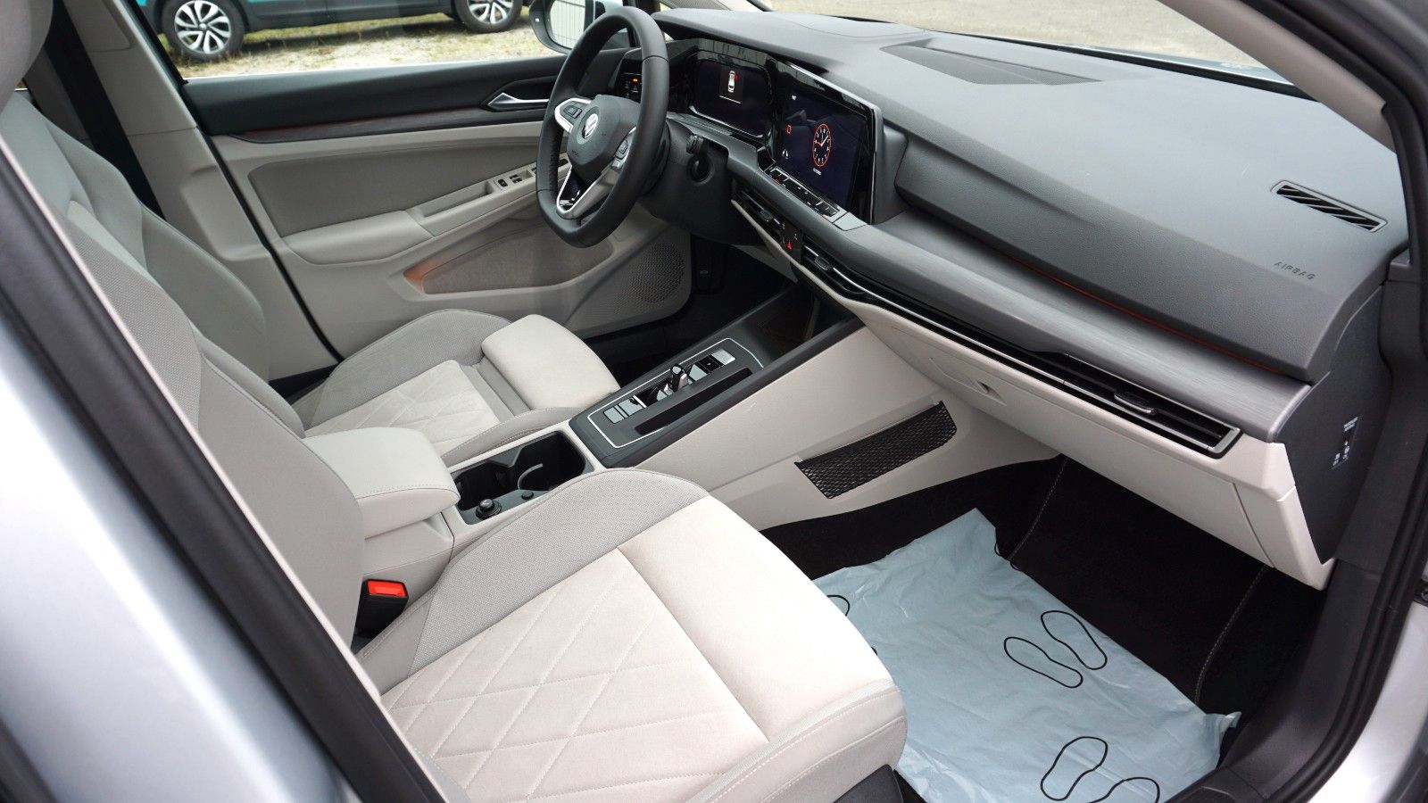 Fahrzeugabbildung Volkswagen Golf VIII Variant Style, Navi,LED,HUD,Kamera +WR