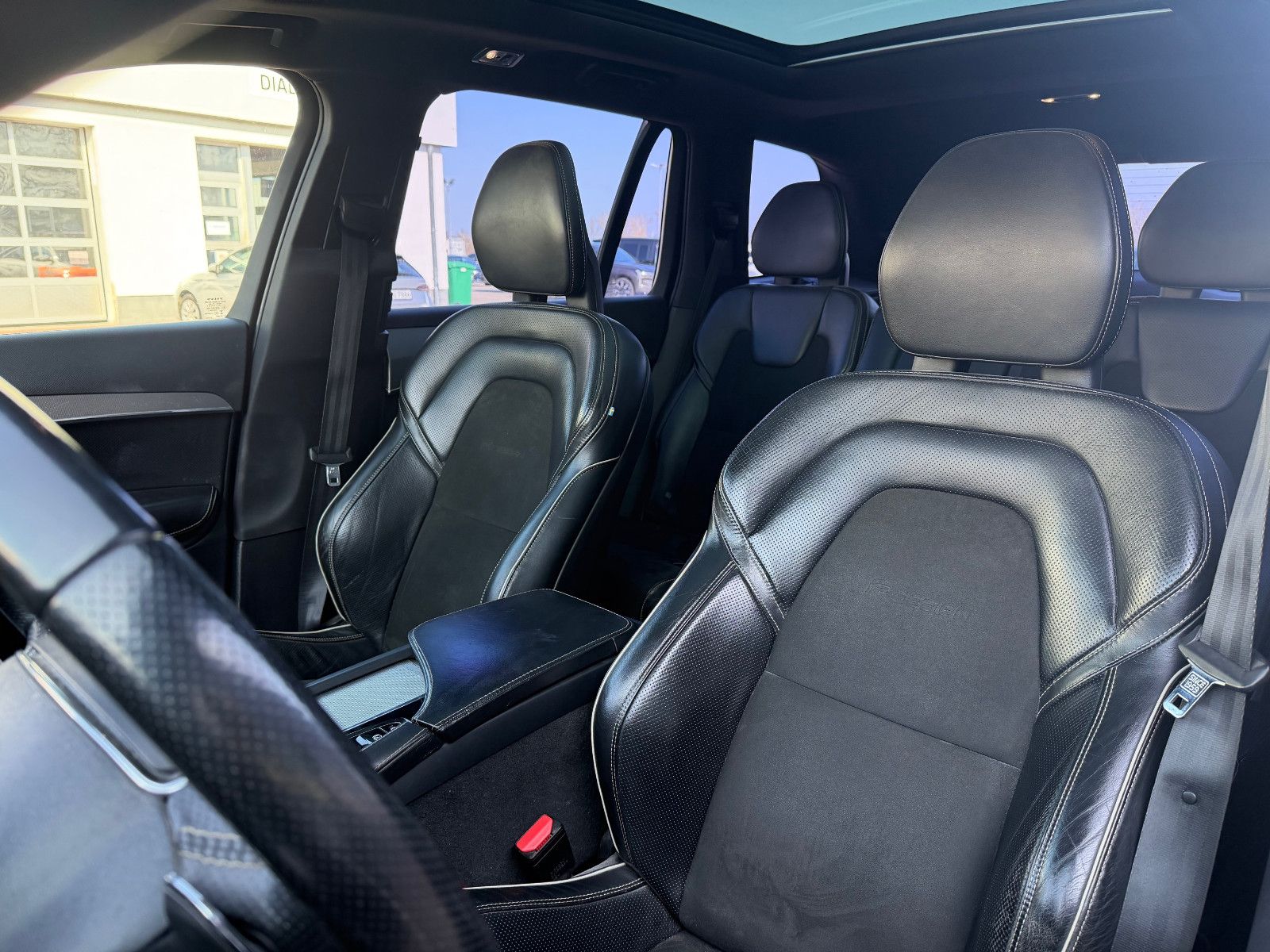 Fahrzeugabbildung Volvo XC90 D5 R Design AWD*LUFT*PANO*STHZ*7Si*MIETKAUF
