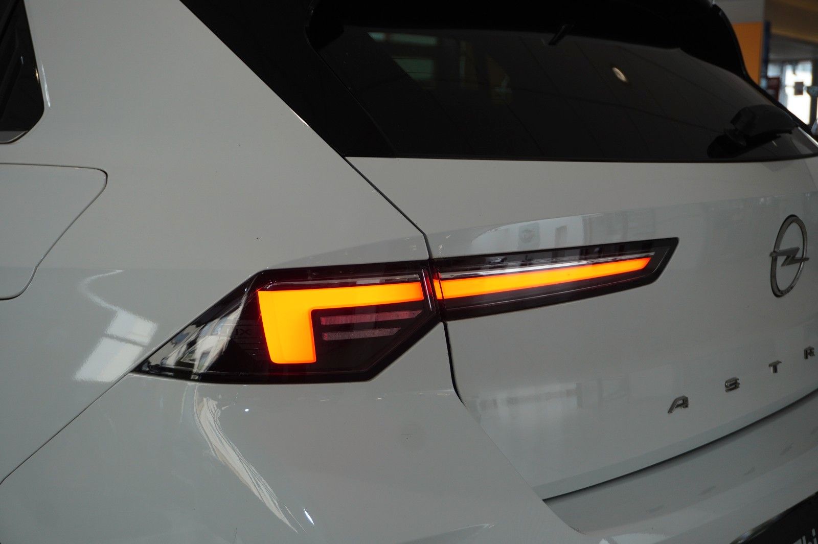 Fahrzeugabbildung Opel Astra L Lim. 1.6 HYBRID ELEGANCE NAVI/LED/KAMERA