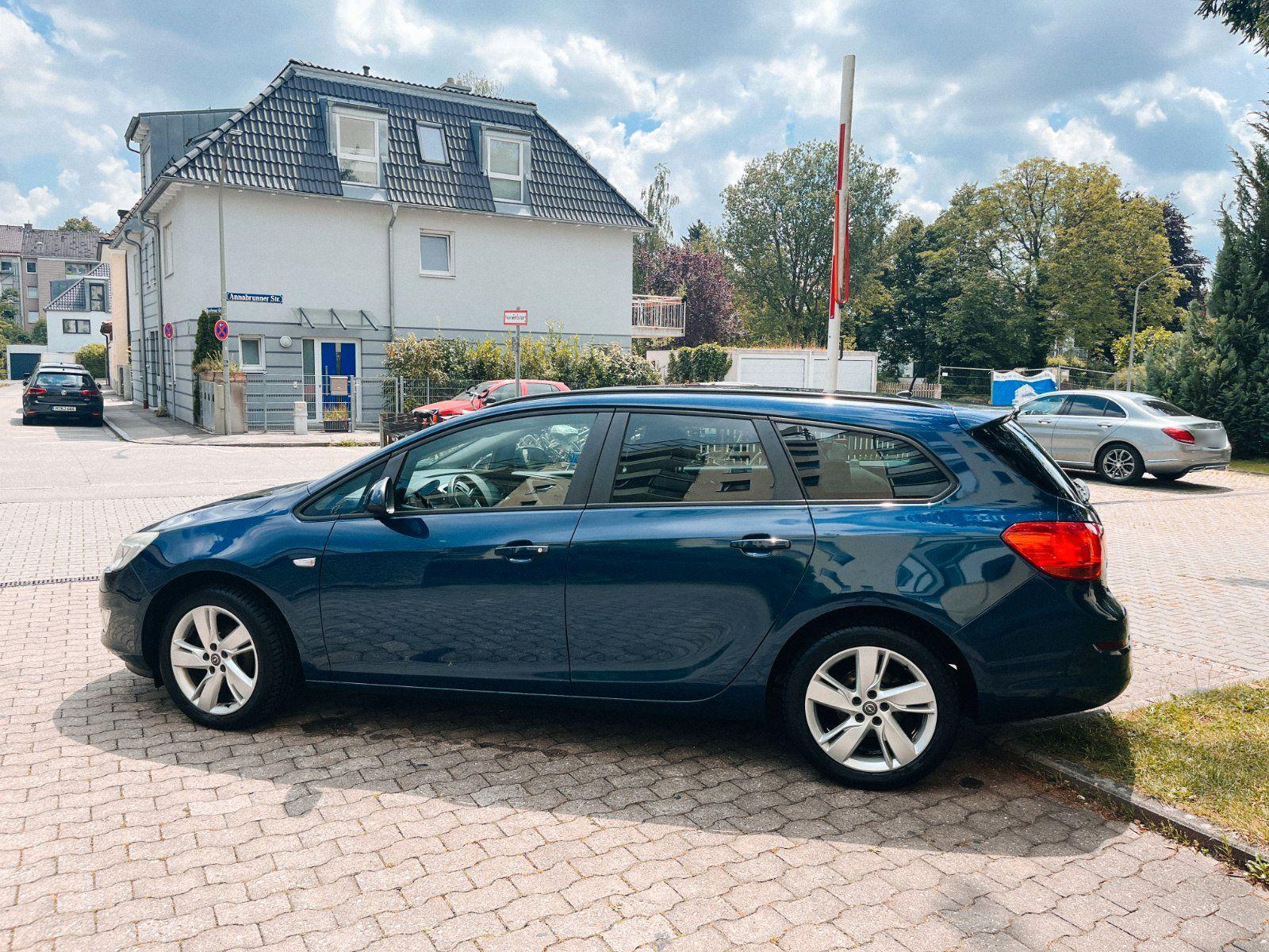 Opel Astra 2011 — interior