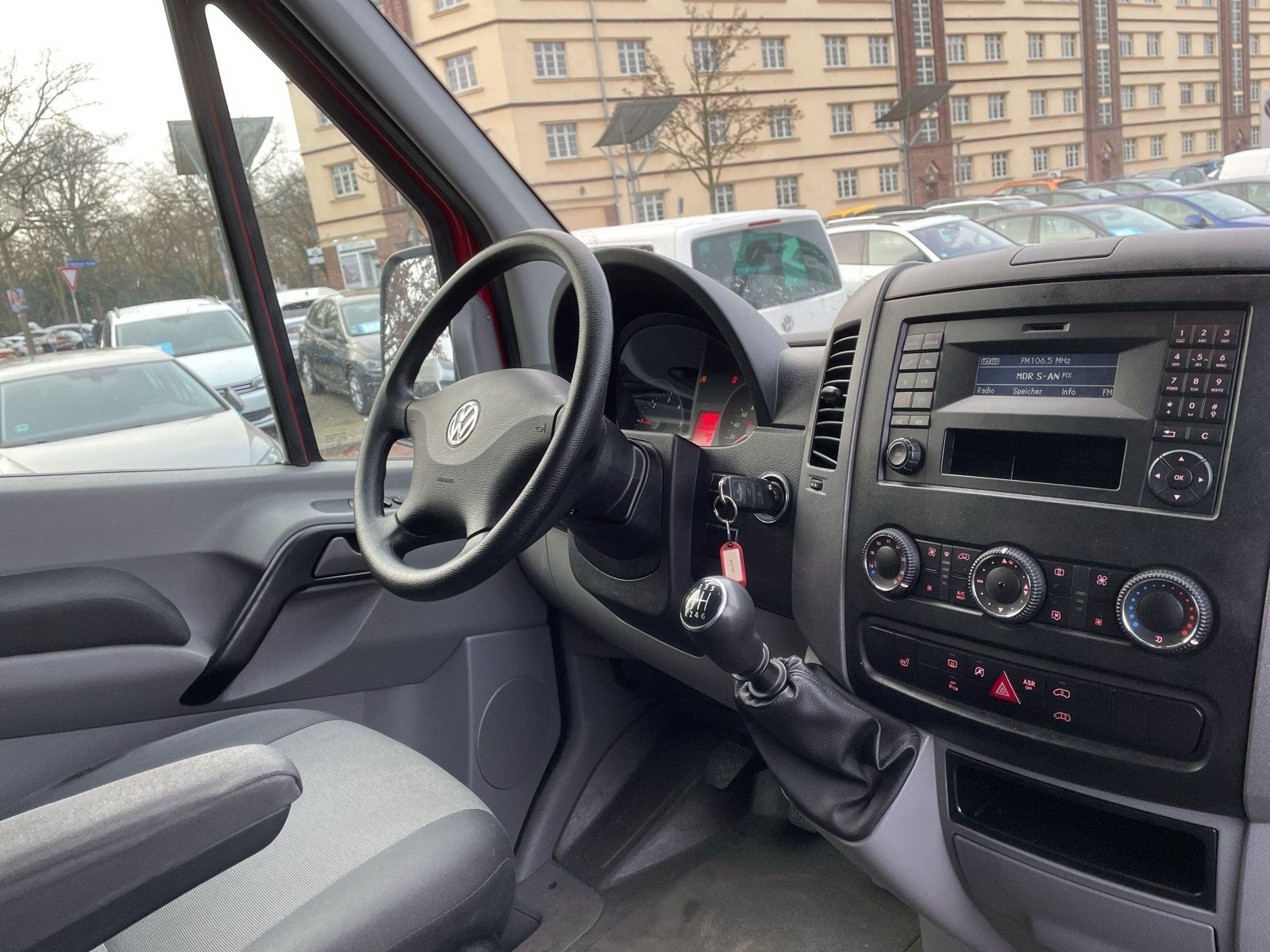 Fahrzeugabbildung Volkswagen Crafter 35 Kombi 2.0 TDI STANDHZG PDC KLIMA
