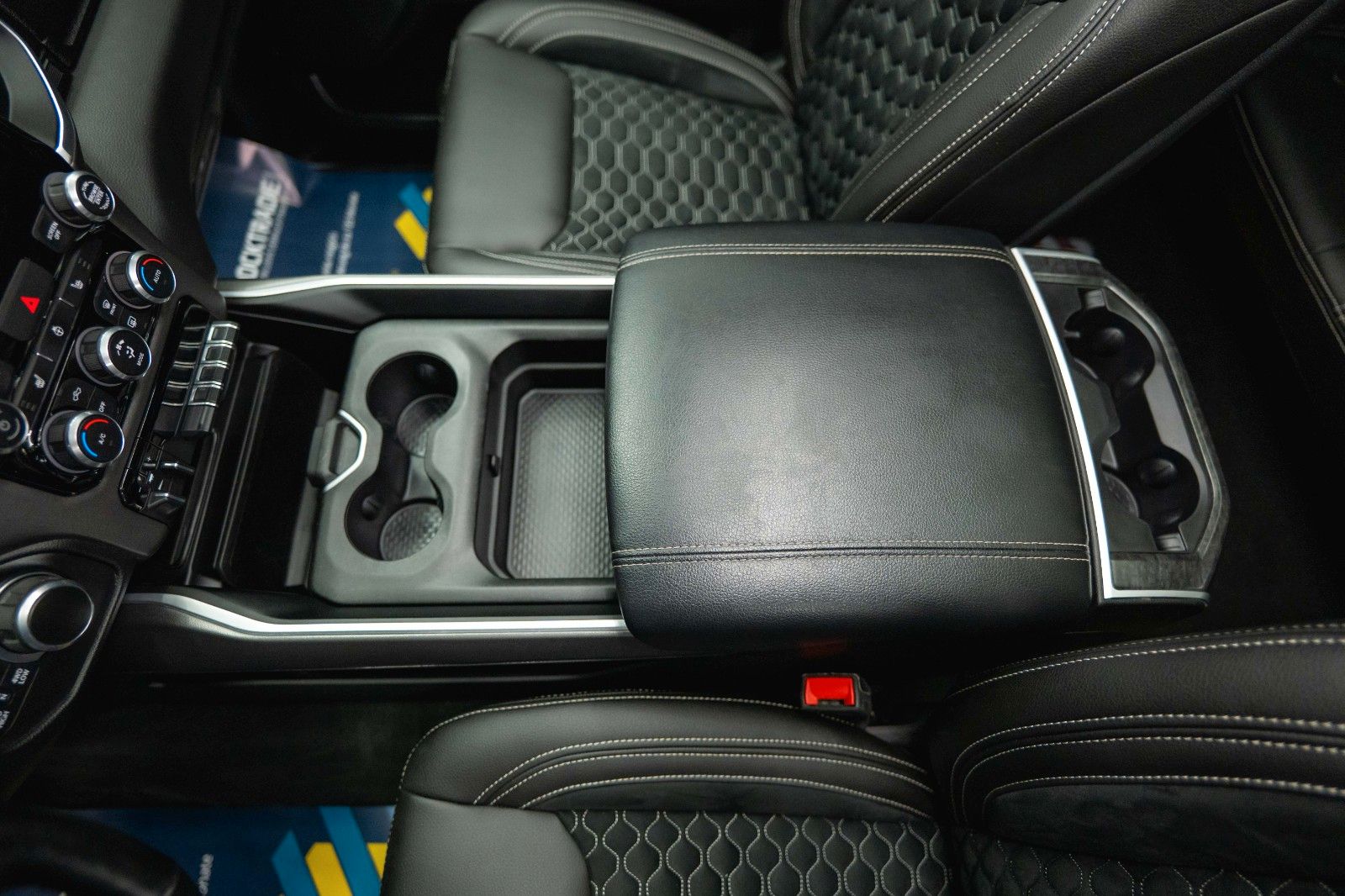 Fahrzeugabbildung Dodge RAM 5.7 V8 HEMI 4x4 OFFROAD Night-Edition *Pano*