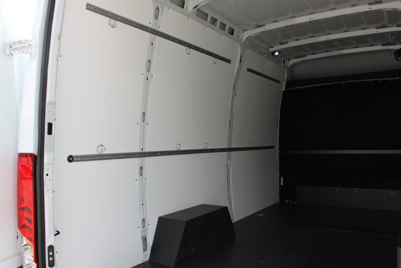 Fahrzeugabbildung Iveco Daily KaWa Aut. 3.0 D Holzb./Verkleidung/Airline