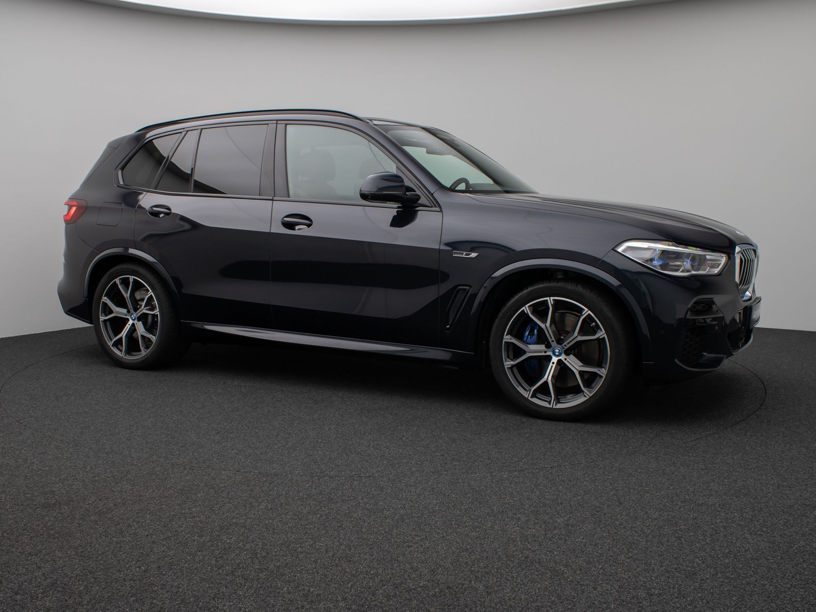 Fahrzeugabbildung BMW X5 xD45e M Sport Panorama 360°HUD HiFi NightVisi
