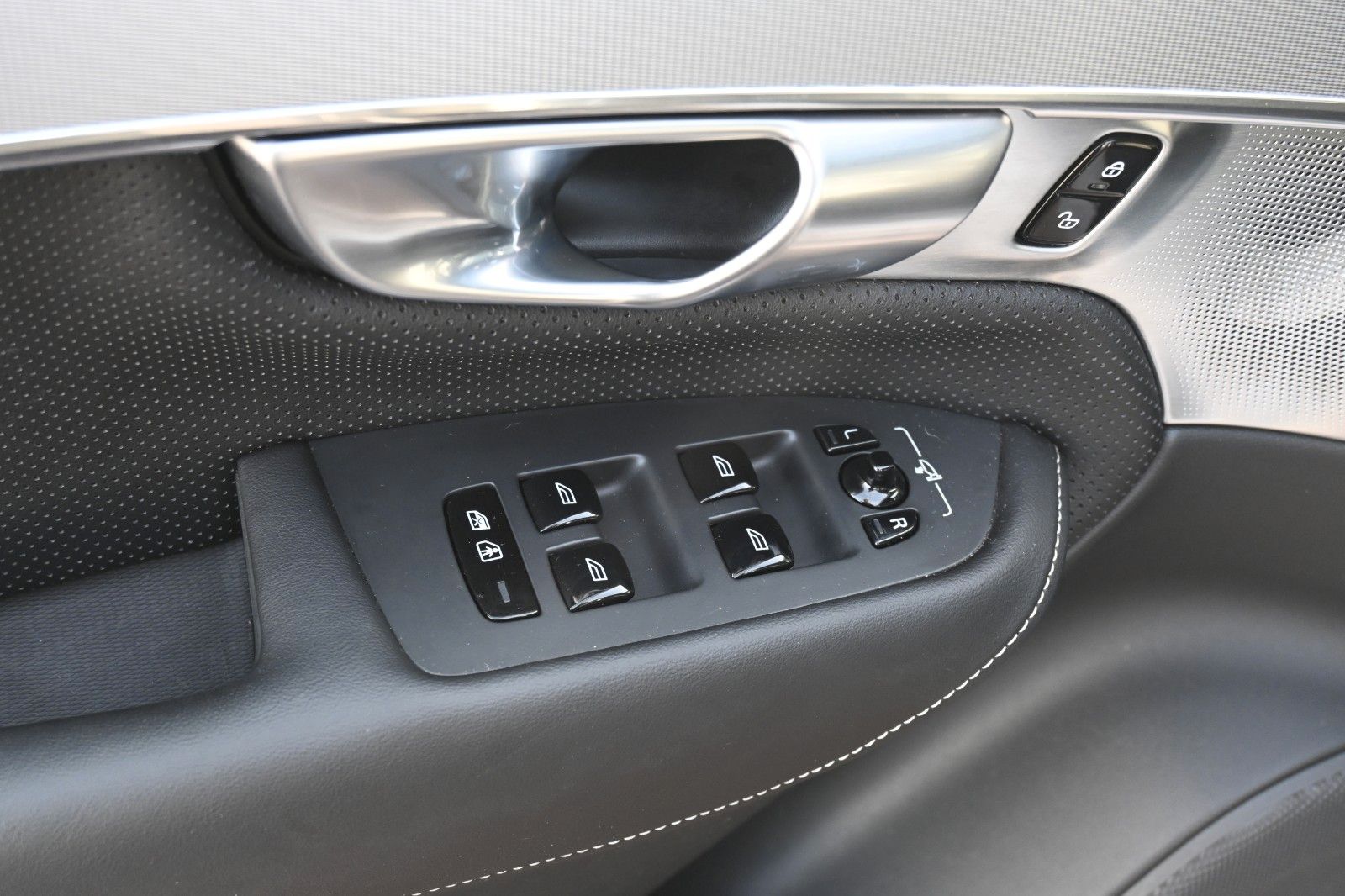 Fahrzeugabbildung Volvo XC90 T8 AWD Ultimate Dark*STDHZG*360°*LUFT*0,5%