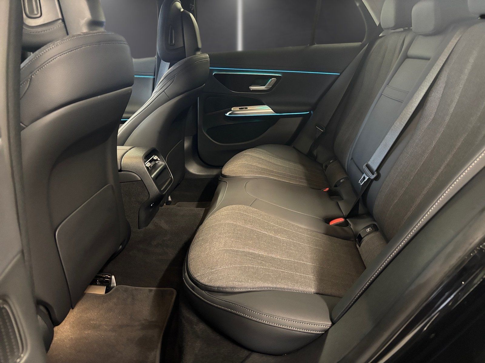 Fahrzeugabbildung Mercedes-Benz E 200 T Avantgarde*AHK*Distro*Totwin*Kamera*LED*