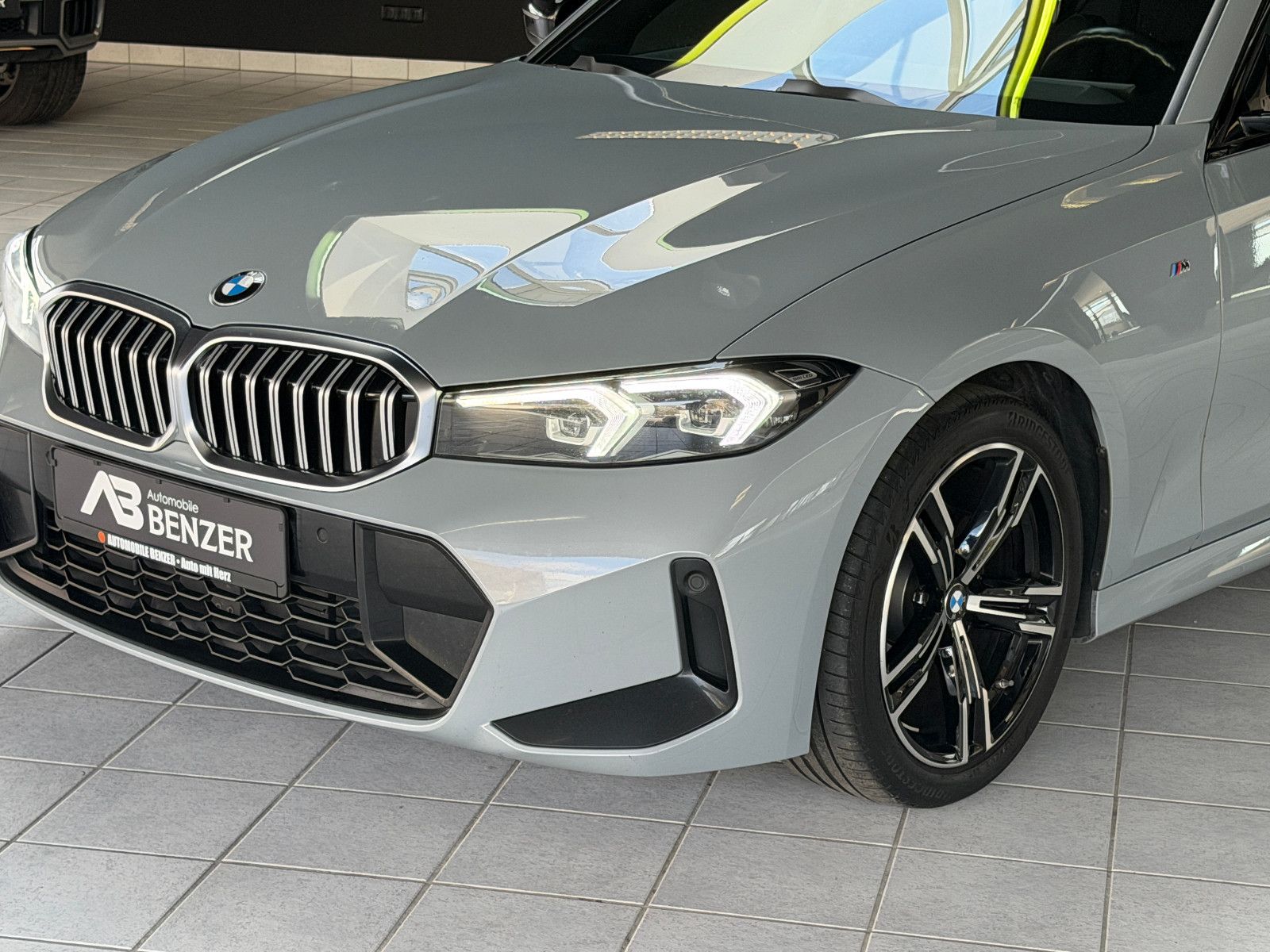 Fahrzeugabbildung BMW 320 d M Sport/M-PAKET/LED/SHADOW-LINE/AMBIENTE