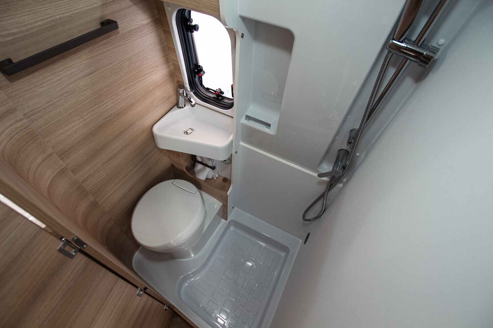 Fahrzeugabbildung Chausson Van First Line V594L Dörr Black-Edition exklusiv