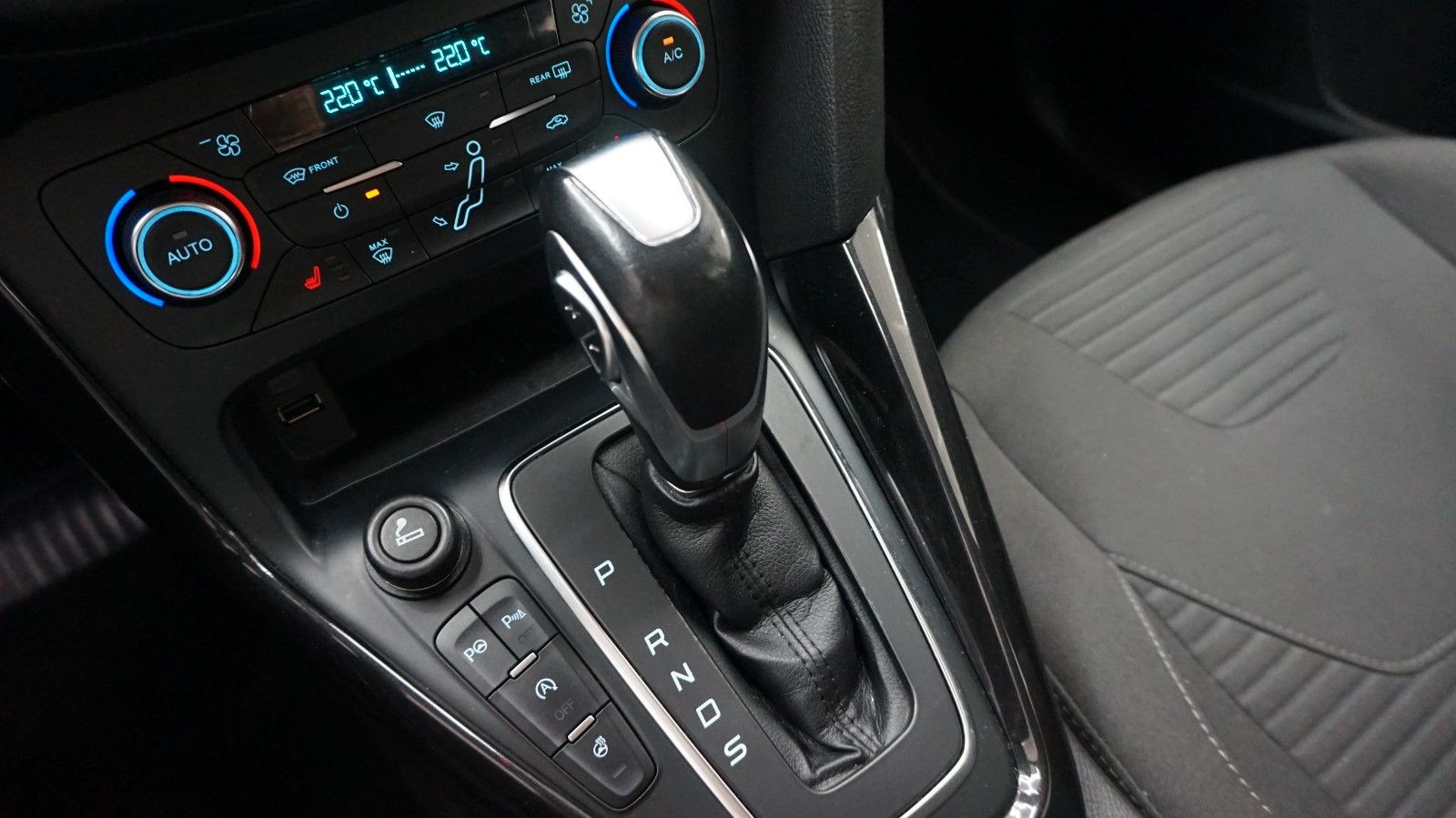 Fahrzeugabbildung Ford Focus Turnier Titanium  4,4L / 100 Verbrauch