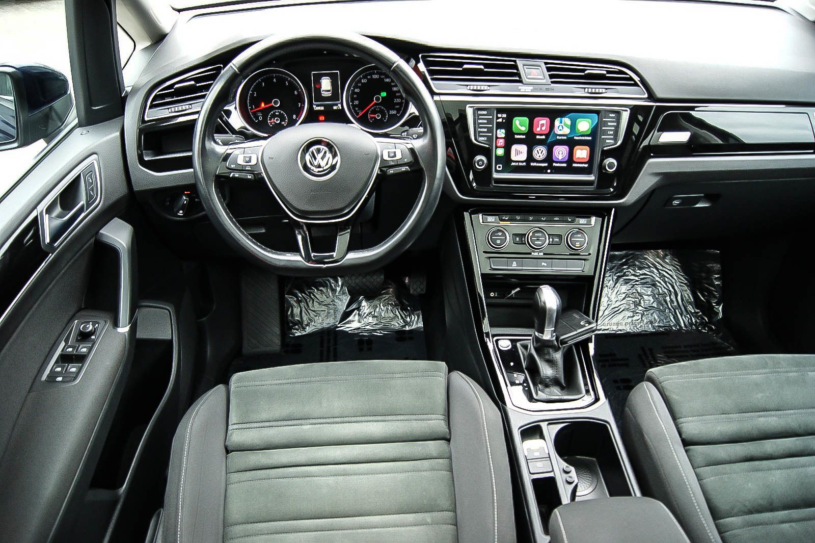 Fahrzeugabbildung Volkswagen Touran 14TSI Highline DSG PANORAMA STDHZG 7SITZE