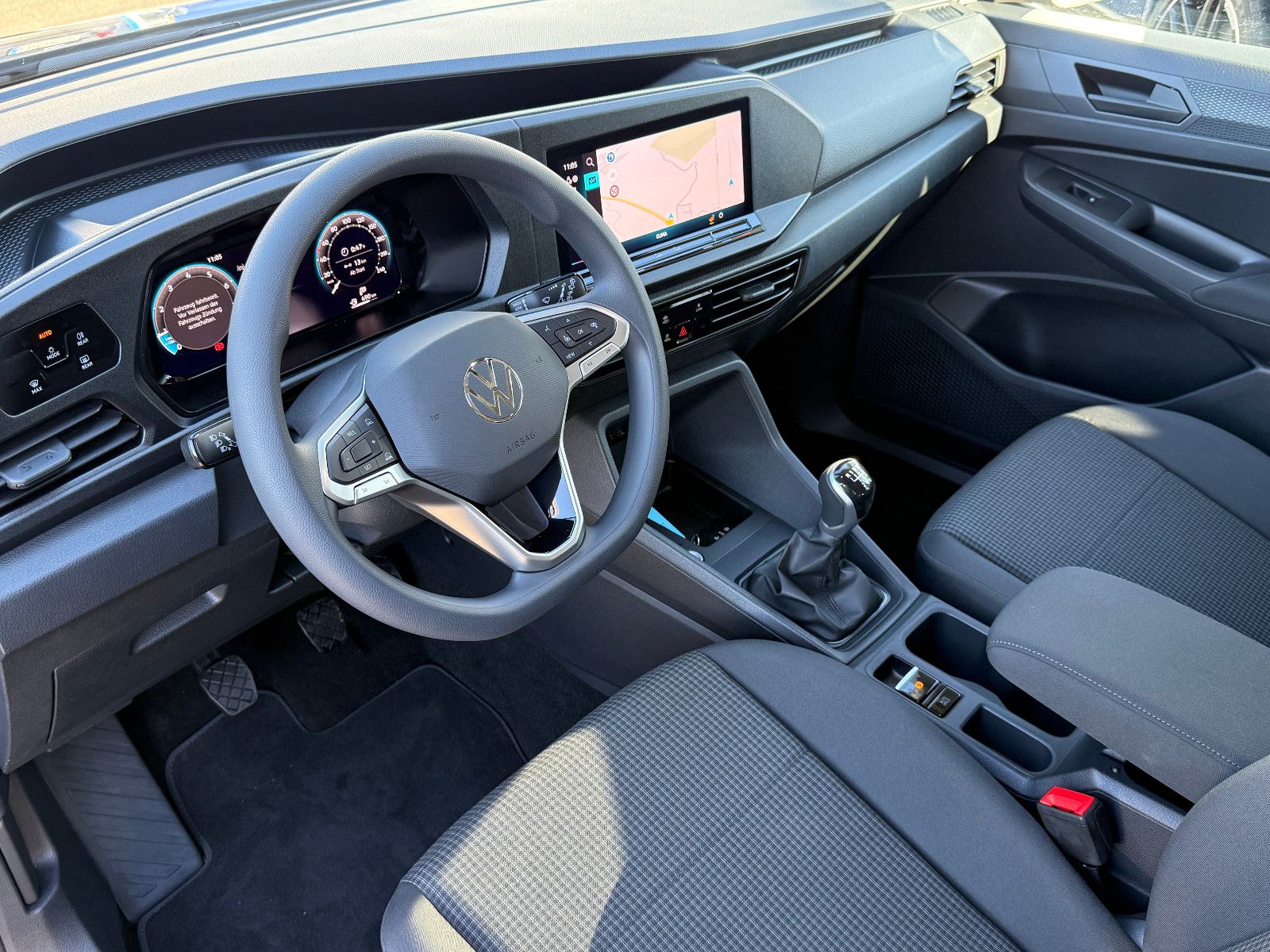 Fahrzeugabbildung Volkswagen Caddy TSI 7-Sitzer GRA AHK DAB Navi Kamera