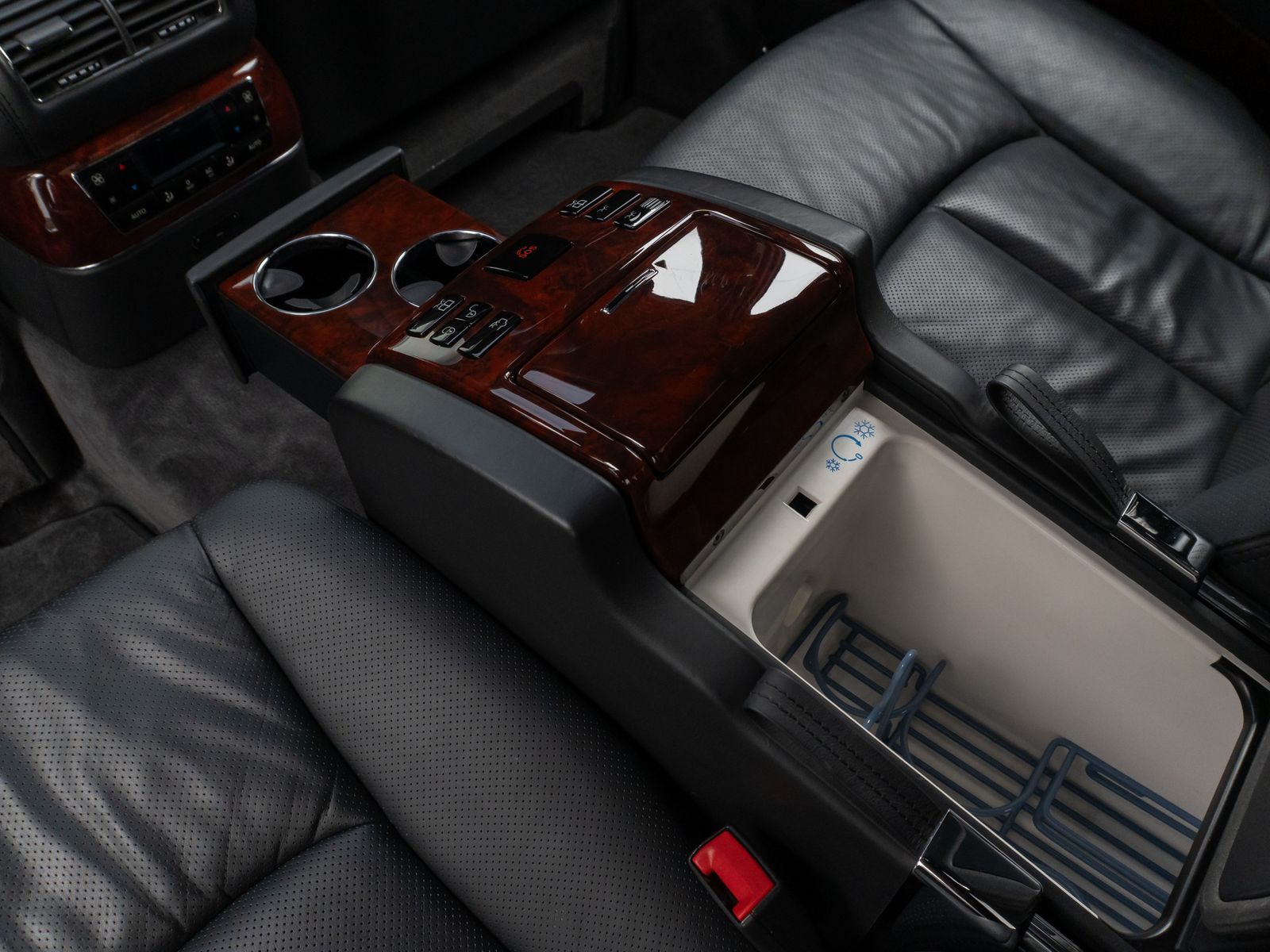 Fahrzeugabbildung Maybach 57 DUOTONE V12 Fondpaket Massage Solar VOLL
