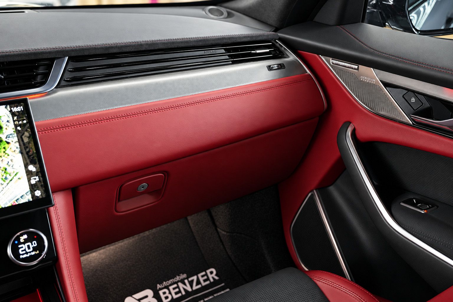 Fahrzeugabbildung Jaguar F-Pace  SVR /PANO/MERIDIAN/HUD/360°KAM/MEMORY