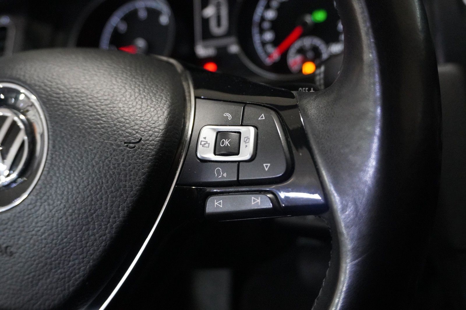 Fahrzeugabbildung Volkswagen Golf VII VARI. 1.6 TDI COMOFRT. DSG NAVI/LED/SHZ