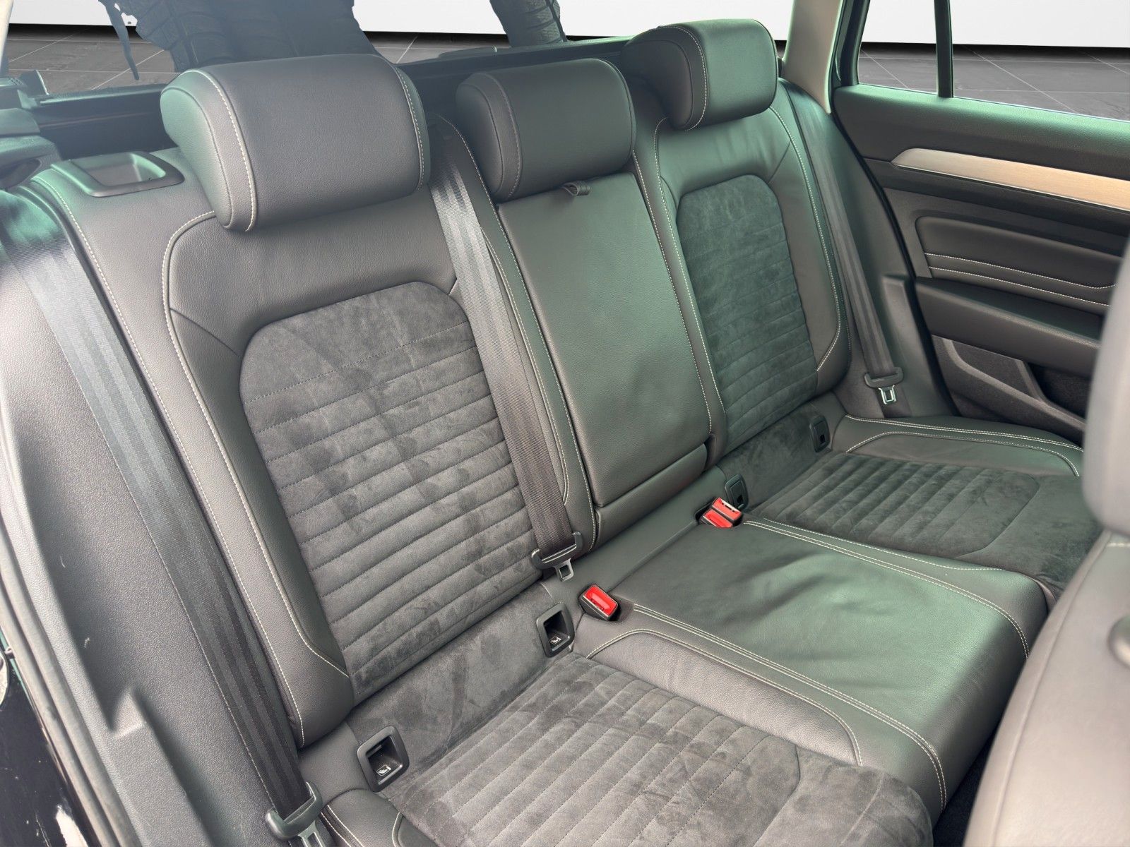 Fahrzeugabbildung Volkswagen PASSAT VAR. 2.0 TDI 200PS R-LINE 18" MATRIX DCC