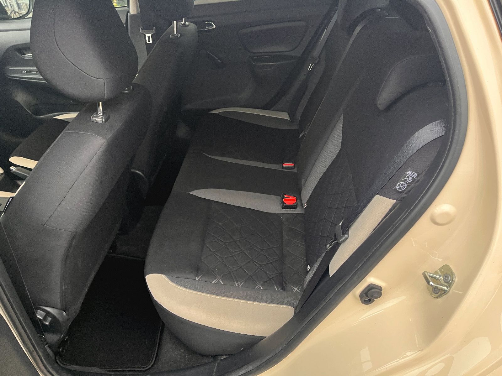 Fahrzeugabbildung Nissan Micra Acenta / leichter Frontschaden