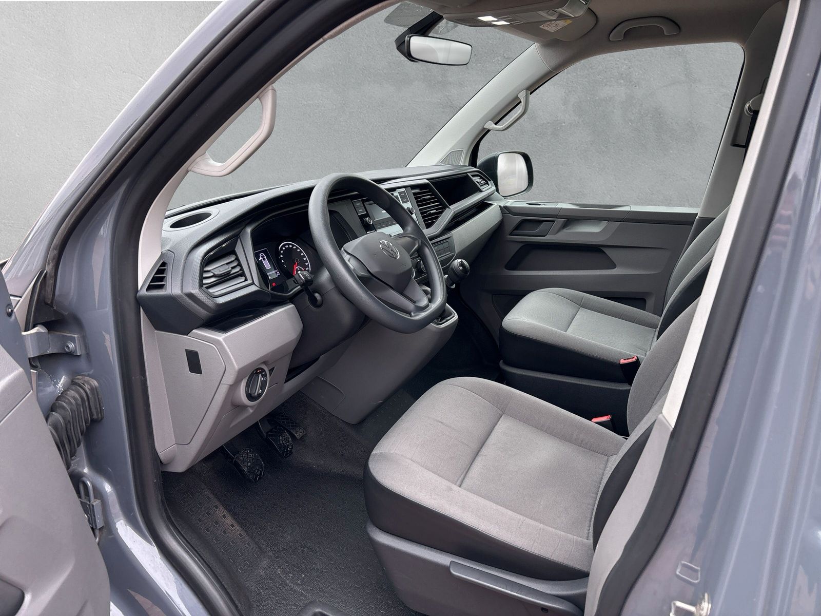Fahrzeugabbildung Volkswagen T6.1 Transporter Kombi 2.0 TDI AHK PDC 8-Sitzer