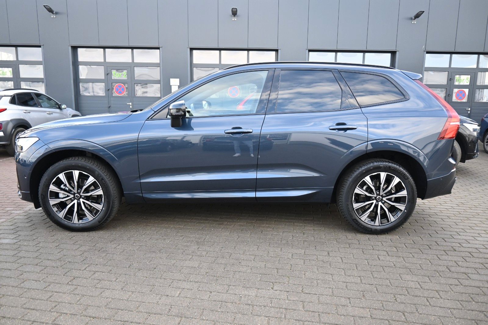 Fahrzeugabbildung Volvo XC60 B5 AWD Plus Dark*FSHZG*360°*H&K*ACC*AHK