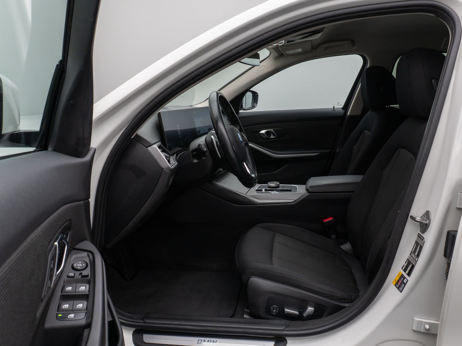 Fahrzeugabbildung BMW 330e Kamera HUD DAB Stop&Go Komfort Fernlichtass