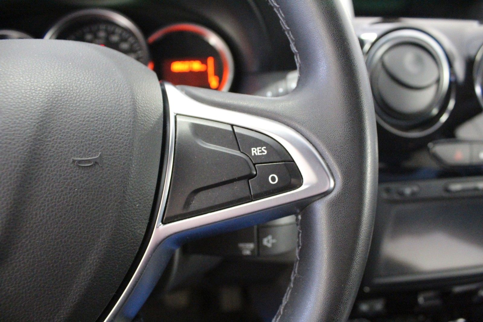 Fahrzeugabbildung Dacia Duster   SCE 115  Laureate   AHK *Navigation*