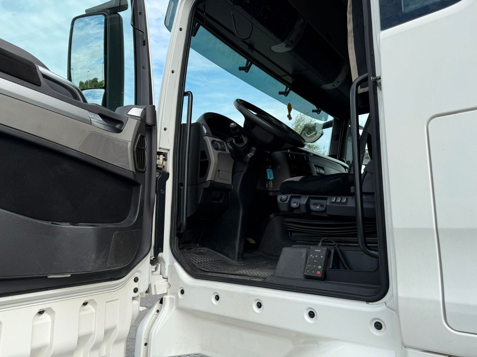 Fahrzeugabbildung MAN TGX 18.460 4x2 SAHN 3.Achs Auflieger Fassi  F240