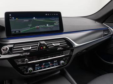 Fahrzeugabbildung BMW 520d M Sport  Kamera HUD DAB HiFi AHK DisplayKey