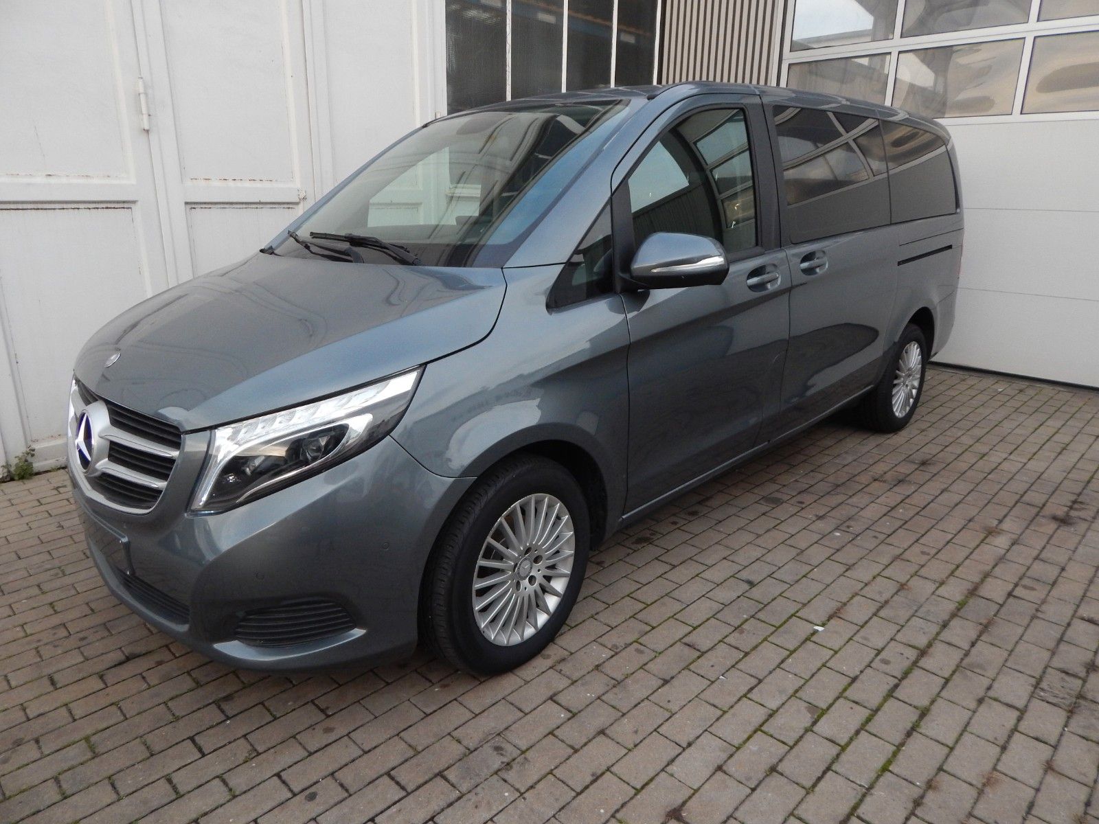 MERCEDES-BENZ V 220 Lang 8-Sitzer Navi-Kamera Xenon