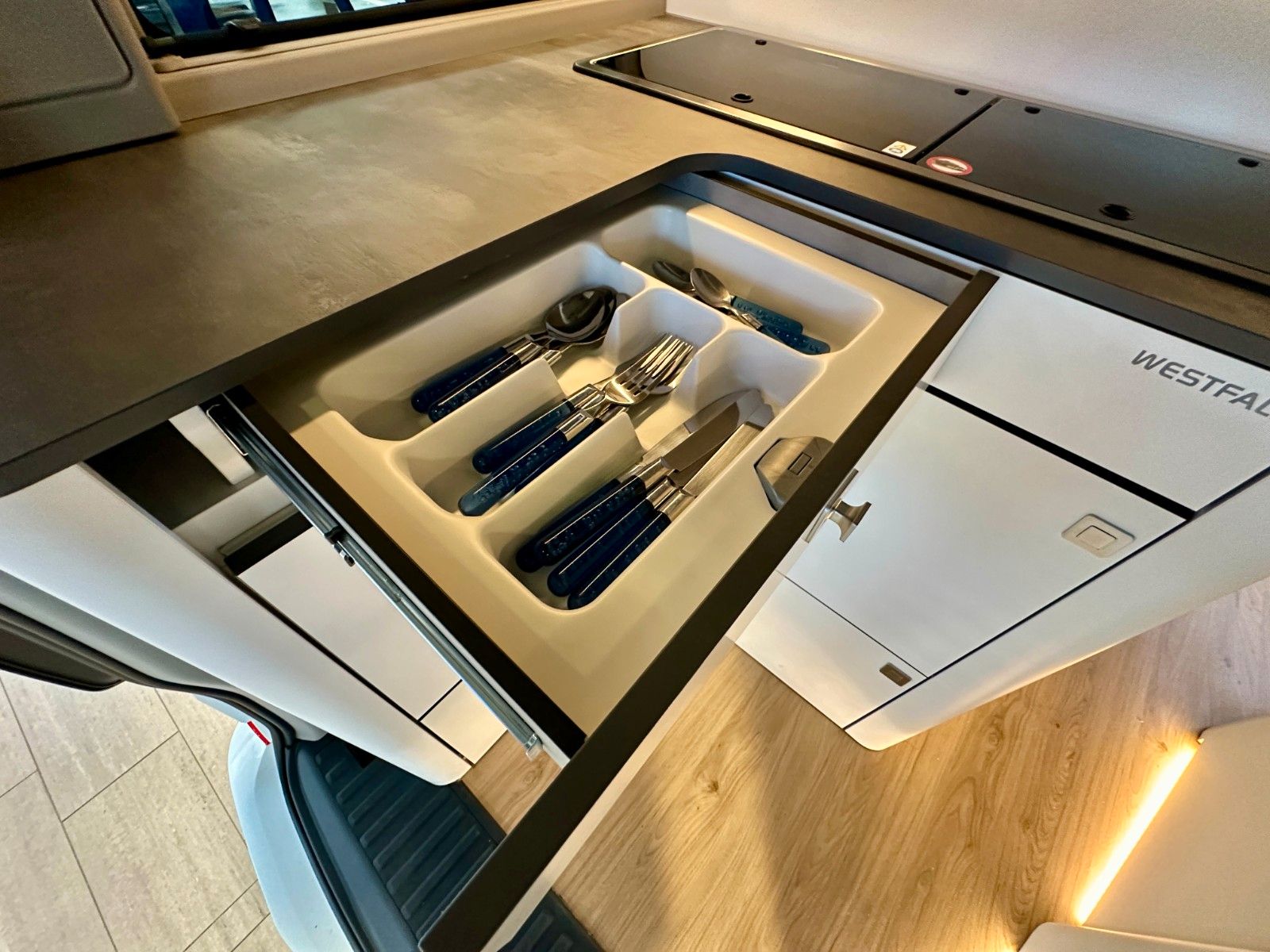 Vehicle details page 9 Vehicle image: Ford Nugget L1 Titanium | New Model V710