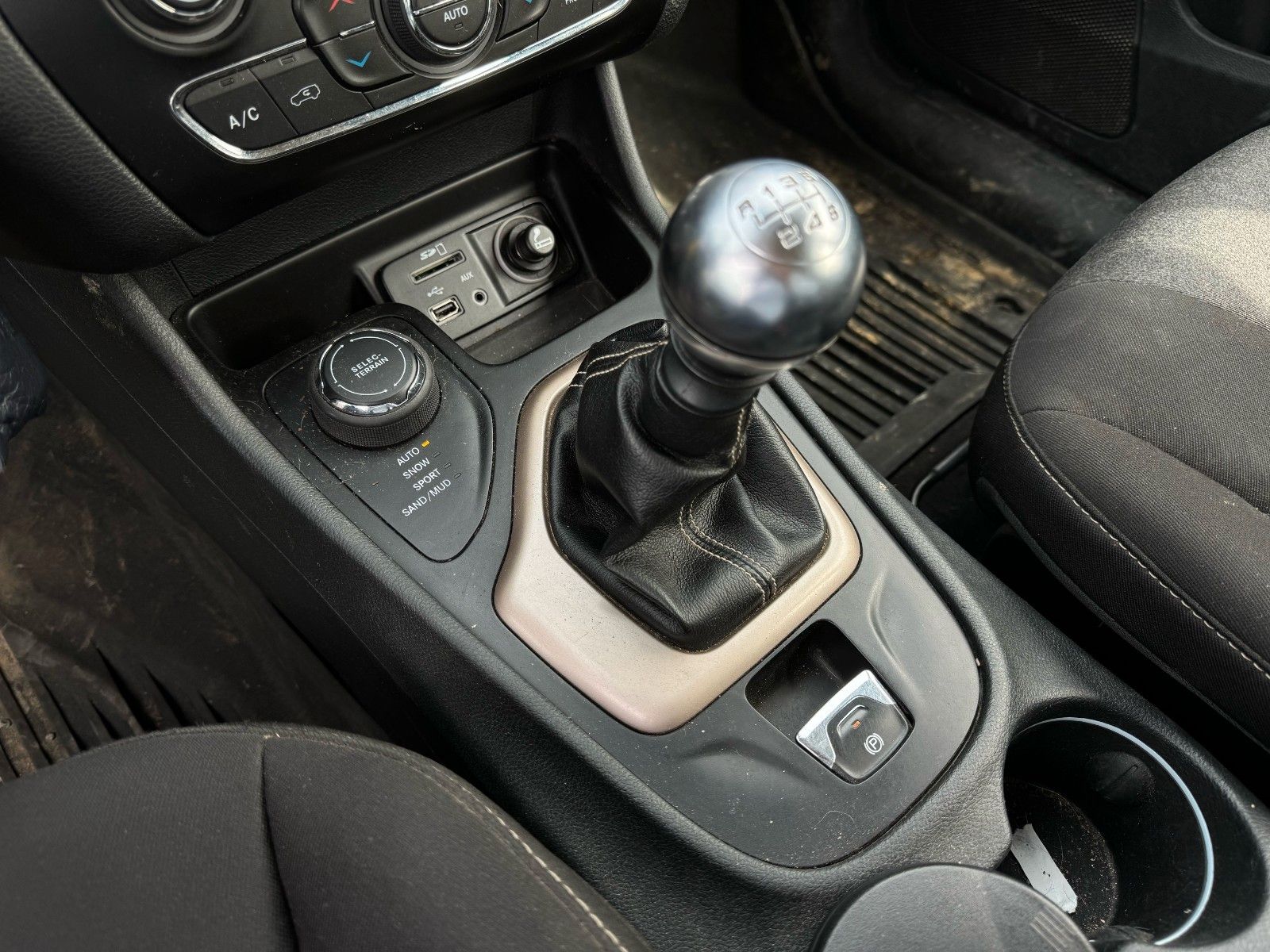 Fahrzeugabbildung Jeep JEEP CHEROKEE LONGITUDE 2.0L 4WD EXPORT GEWERBE