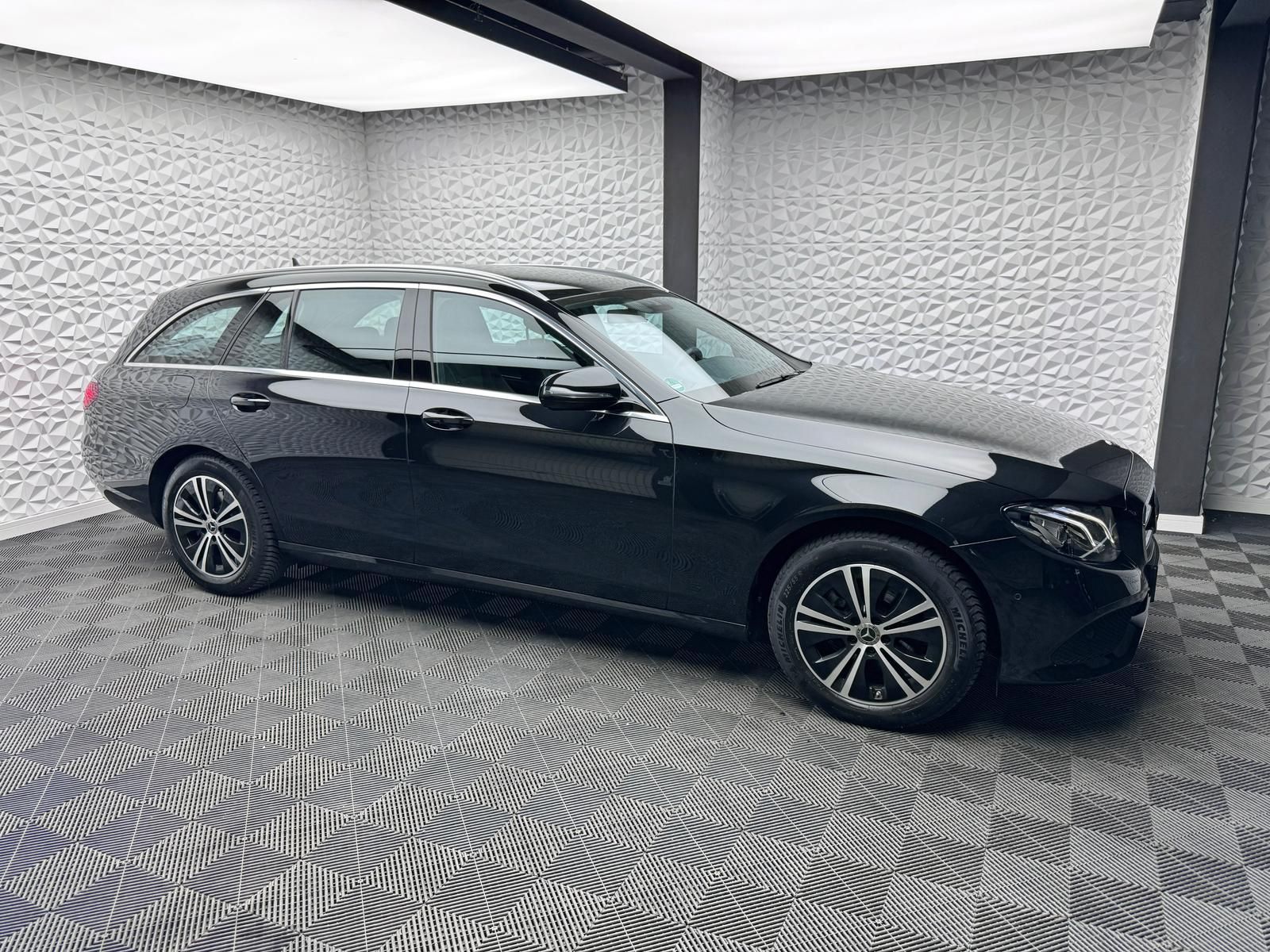 Fahrzeugabbildung Mercedes-Benz d T AVANTGARDE/TWA/RCAM/PDC/LED/CARPLAY/AMBIENTE