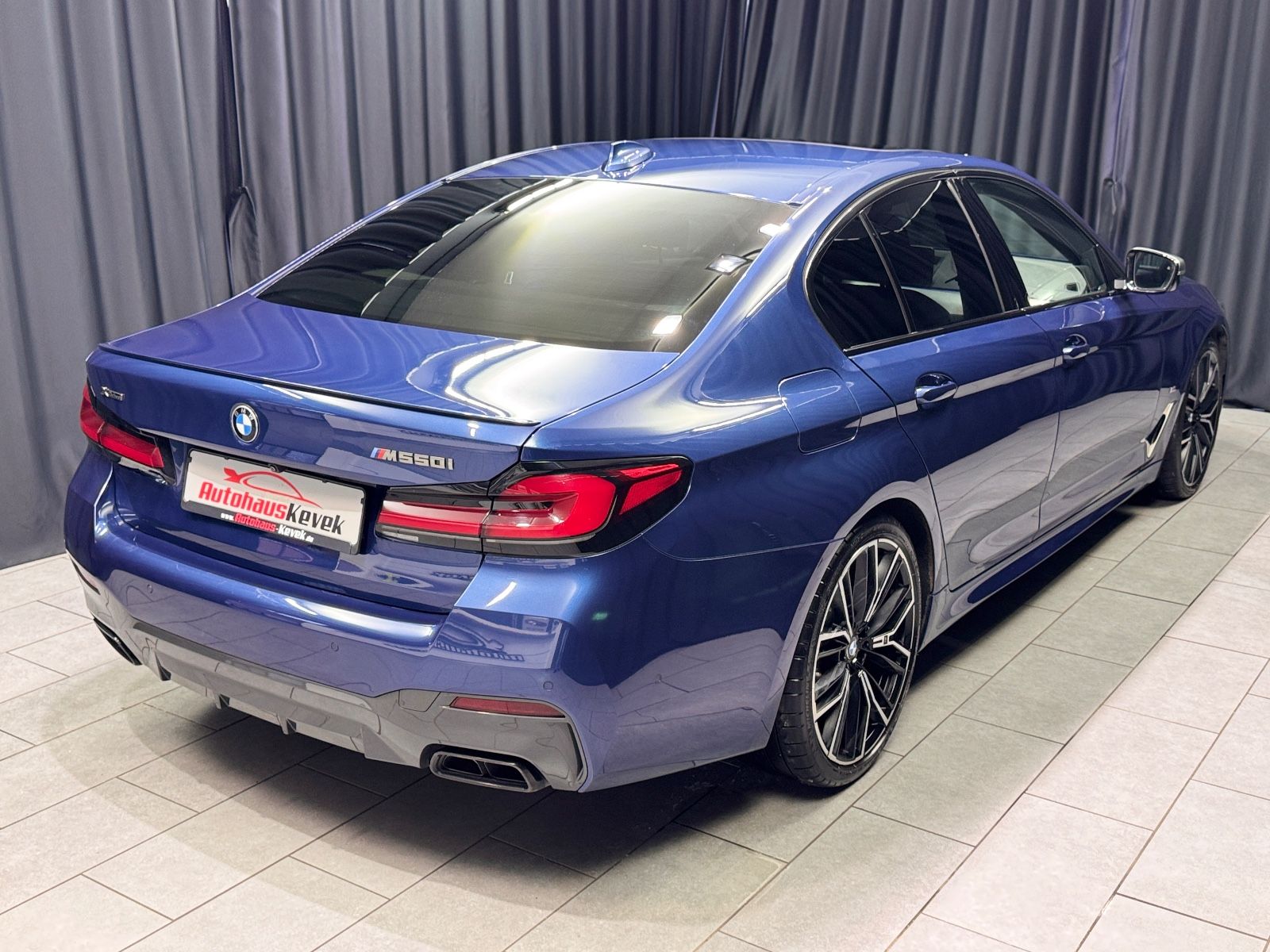 Fahrzeugabbildung BMW M550i Lim. xDrive|LASER|HEAD-UP|AHK|SCHIEBEDACH|