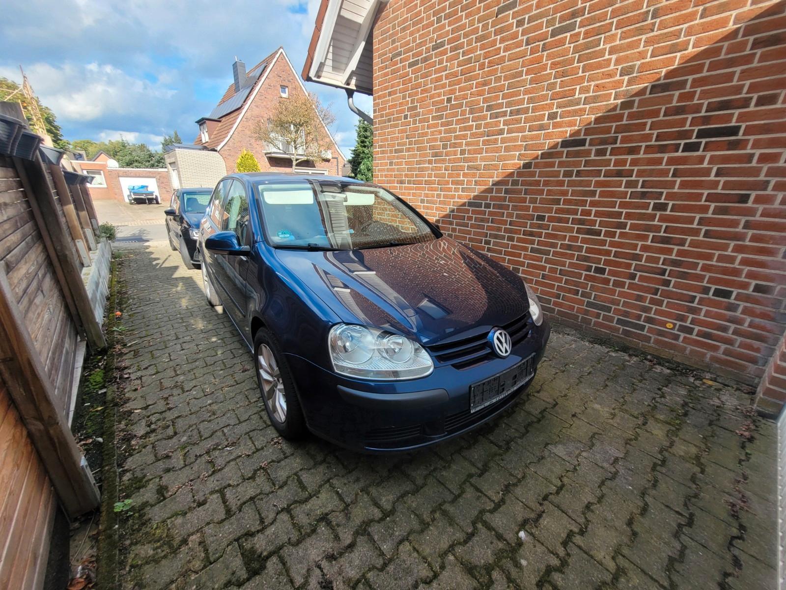 Volkswagen Golf 2004 — rear view