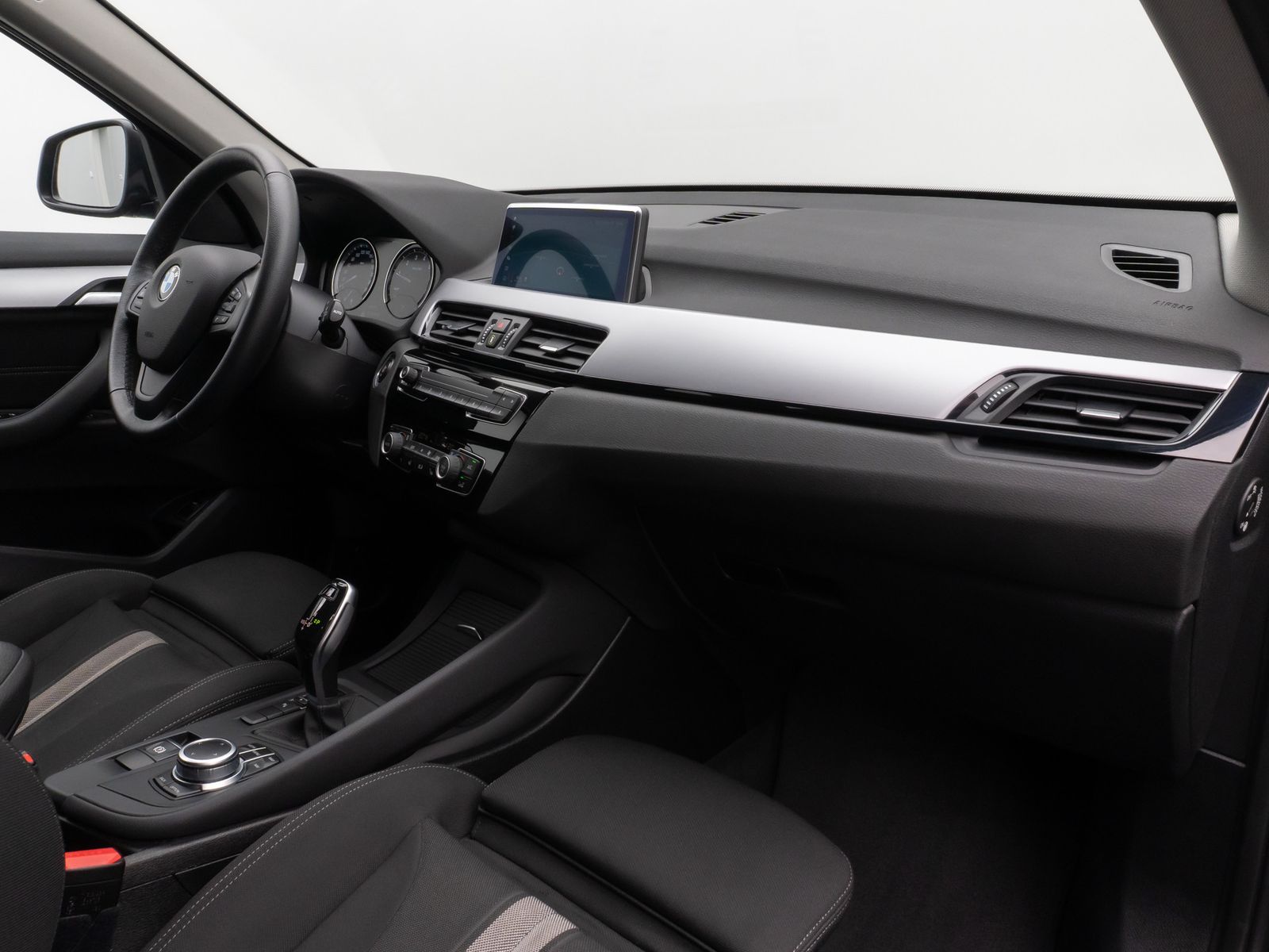 Fahrzeugabbildung BMW X1 sD18i Parkassistent DAB Sportsitz LED 18Zoll