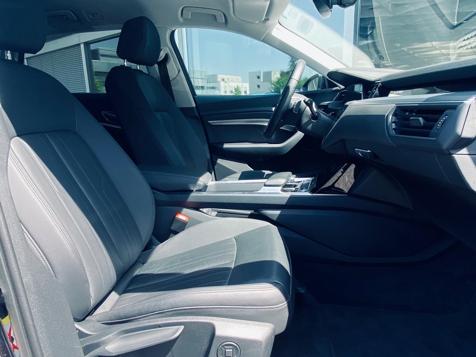 Fahrzeugabbildung Audi e-tron 55 Quat S LINE LUFT+LED+NAVI+SHZ+KAM+B&O+
