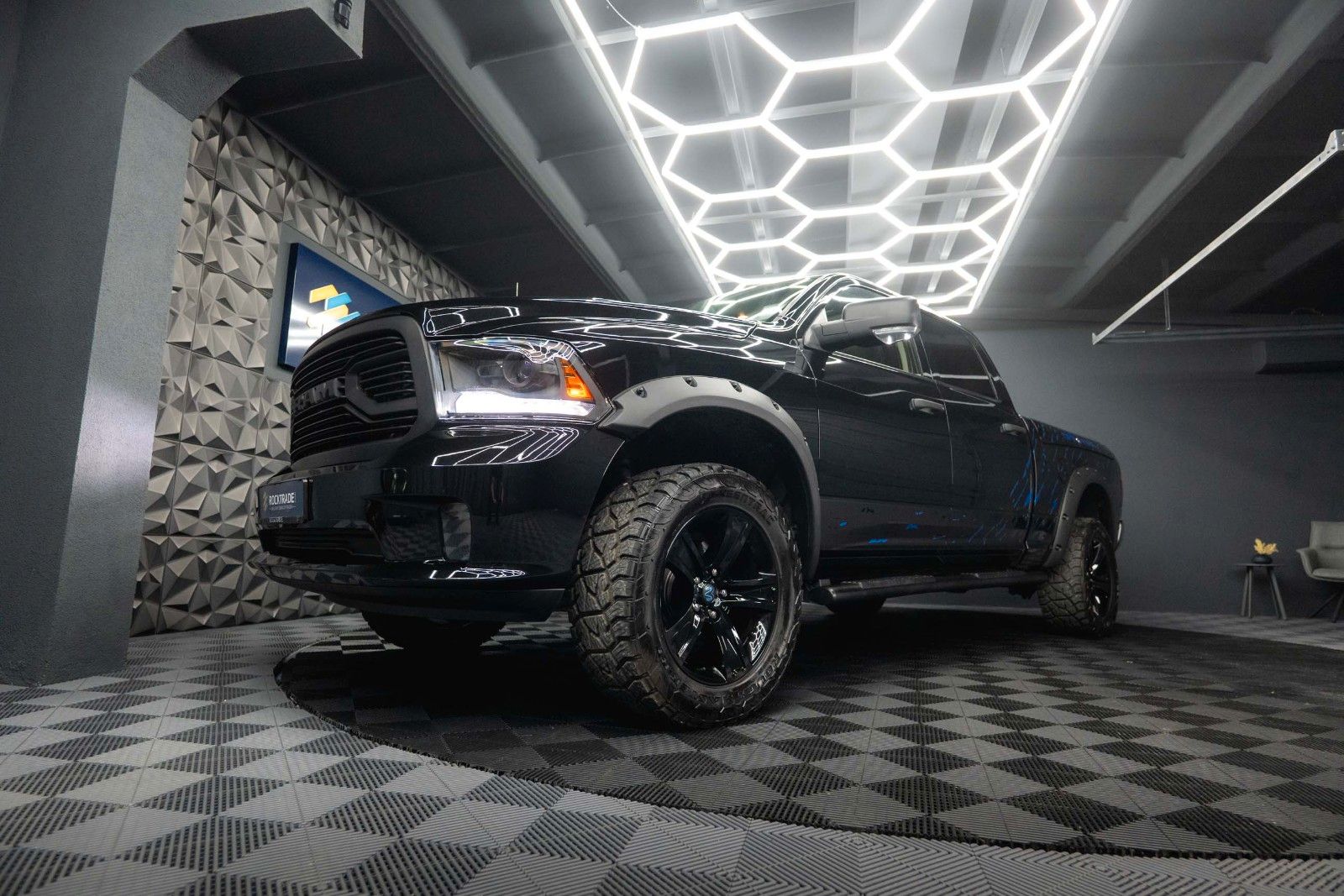 Fahrzeugabbildung Dodge RAM 5.7 V8 HEMI 4x4 OFFROAD Night LONGBED RAMBOX