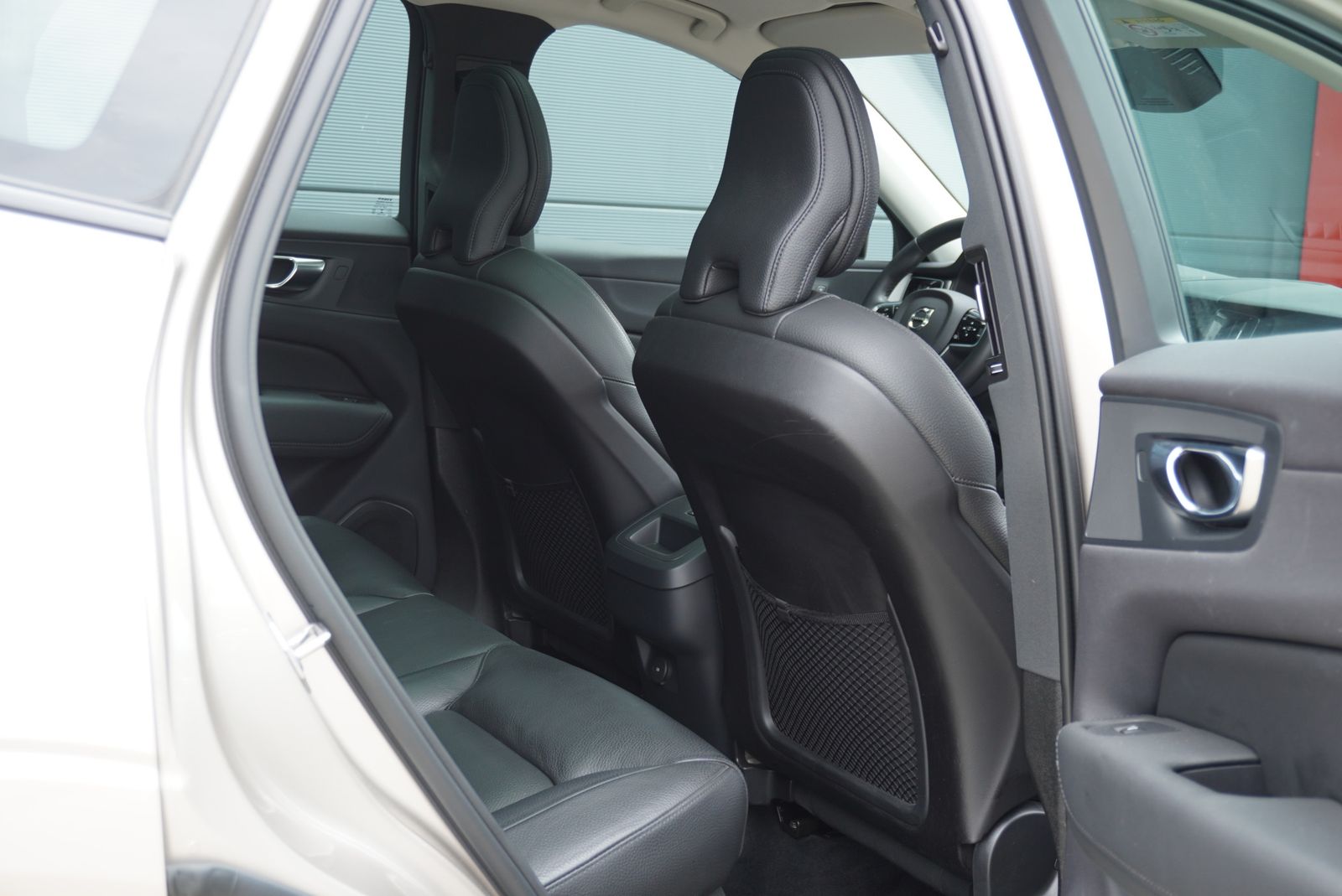 Volvo XC60 Plus Dark Pano Standhzg AHK Assistenz 360° foto 19